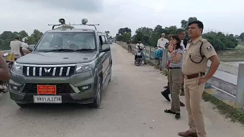 Bihar flood news : गंडक नदी में संभावित फ्लैश फ्लड के मद्देनजर बिहार में अलर्ट*
*मुख्य सचिव की अध्यक्षता में उच्चस्तरीय समीक्षा बैठक, NDRF/SDRF की अग्रिम तैनाती एवं व्यापक तैयारियों के निर्देश*
पटना, 26 अगस्त 2026।
नेपाल में गंडक नदी के ऊपरी जलग्रहण क्षेत्र में फ्लैश फ्लड की स्थिति उत्पन्न होने तथा गंडक नदी में अचानक जलप्रवाह बढ़ने की संभावना को देखते हुए बिहार में विशेष सतर्कता बरती जा रही है। प्राप्त सूचनाओं के अनुसार गंडक नदी में लगभग 3 मीटर तक ऊंची फ्लैश फ्लड वेव/जलप्रवाह आने की संभावना व्यक्त की गई है। इससे गंडक नदी से जुड़े जिलों में बाढ़ की स्थिति उत्पन्न होने की संभावना को देखते हुए सभी आवश्यक तैयारियां सुनिश्चित की जा रही हैं।
नेपाल के रसुवा, नुवाकोट, धादिंग, गोरखा, लमजुंग एवं तनहुँ (गंडक कैचमेंट) तथा दोलखा एवं सिंधुपालचोक (कोसी कैचमेंट) में फ्लैश फ्लड का उच्च जोखिम पूर्वानुमानित है। वहीं कोसी, बागमती एवं गंडक कैचमेंट के कई अन्य क्षेत्रों में मध्यम जोखिम का पूर्वानुमान है।
मुख्य सचिव की अध्यक्षता में उच्चस्तरीय समीक्षा
माननीय मुख्य सचिव श्री प्रत्यय अमृत की अध्यक्षता में आज उच्चस्तरीय समीक्षा बैठक आयोजित की गई। वीडियो कॉन्फ्रेंसिंग के माध्यम से संबंधित जिलों के जिलाधिकारी एवं वरीय पुलिस पदाधिकारी/पुलिस अधीक्षक बैठक में शामिल हुए। बैठक में विकसित हो रही स्थिति की समीक्षा करते हुए सभी संबंधित जिलों को सतर्क रहने तथा आवश्यक बचाव एवं राहत तैयारियां पूरी रखने के निर्देश दिए गए।
*गंडक नदी से जुड़े जिलों में विशेष सतर्कता*
गंडक नदी के संभावित बढ़े हुए जलप्रवाह को देखते हुए पश्चिमी चंपारण (बेतिया), पूर्वी चंपारण (मोतिहारी), गोपालगंज, सारण, मुजफ्फरपुर एवं वैशाली में विशेष सतर्कता बरतने के निर्देश दिए गए हैं। इसके अतिरिक्त सीतामढ़ी, शिवहर एवं अन्य संवेदनशील जिलों में भी स्थिति पर लगातार नजर रखने को कहा गया है।
सभी जिलाधिकारियों को नदी के जलस्तर, तटबंधों, निचले इलाकों, पुल-पुलियों एवं अन्य संवेदनशील क्षेत्रों की लगातार निगरानी करने तथा स्थानीय समुदाय को समय पर अलर्ट करने के निर्देश दिए गए हैं।
*गंडक बैराज एवं नहरों के संचालन के निर्देश*
जल संसाधन विभाग द्वारा गंडक बैराज के सभी गेटों तथा उससे जुड़े नहरों में पानी प्रवाहित करने के निर्देश दिए गए हैं, ताकि उपलब्ध जलप्रवाह का सुरक्षित एवं प्रभावी प्रबंधन किया जा सके। संबंधित जल संसाधन पदाधिकारियों एवं अभियंताओं को अपने-अपने क्षेत्रों में सतत निगरानी रखने तथा तटबंधों सहित जल संसाधन संरचनाओं की निगरानी सुनिश्चित करने को कहा गया है।
*NDRF एवं SDRF की अग्रिम तैनाती*
संभावित परिस्थिति से निपटने के लिए NDRF एवं SDRF के अतिरिक्त संसाधनों की मूवमेंट सुनिश्चित की जा रही है। गोपालगंज के लिए एक NDRF टीम भेजने का निर्देश दिया गया है तथा एक NDRF टीम को मुजफ्फरपुर में स्टैंडबाय रखा जाएगा।
इसके अतिरिक्त बेतिया में भी NDRF की टीम की मूवमेंट/तैनाती लगभग दो घंटे के भीतर सुनिश्चित करने की कार्रवाई की जा रही है। SSB DIG द्वारा भी आवश्यकतानुसार QRT एवं अन्य संभावित सहायता उपलब्ध कराने का आश्वासन दिया गया है, जो बेतिया में उपलब्ध रहेगा।
*निकासी, नाव, शेल्टर एवं सामुदायिक रसोई की तैयारी*
सभी संबंधित जिलाधिकारियों को संभावित प्रभावित आबादी के लिए Evacuation Plan, पर्याप्त नावों की व्यवस्था, Community Kitchen एवं Shelter की व्यवस्था सुनिश्चित करने के निर्देश दिए गए हैं। आवश्यकता पड़ने पर लोगों को सुरक्षित स्थानों पर समय रहते पहुंचाने की पूरी तैयारी रखने को कहा गया है।
*आम जनता से अपील — घबराएं नहीं, लेकिन तैयार रहें*
राज्य सरकार ने स्पष्ट किया है कि किसी भी प्रकार की घबराहट या पैनिक की आवश्यकता नहीं है। प्रशासन पूरी तरह सतर्क है और सभी आवश्यक संसाधनों एवं बचाव दलों को अग्रिम रूप से तैयार किया जा रहा है।
साथ ही, आम नागरिकों से अपील है कि घबराएं नहीं, लेकिन संभावित बाढ़ की स्थिति के लिए पूरी तरह तैयार रहें। प्रशासन द्वारा जारी आधिकारिक सूचनाओं एवं निर्देशों का पालन करें तथा अफवाहों पर ध्यान न दें।
अफवाहों पर रोक एवं नियमित मीडिया ब्रीफिंग
सभी जिलाधिकारियों को प्रतिदिन Media Briefing करने तथा सोशल मीडिया पर लगातार निगरानी रखने के निर्देश दिए गए हैं, ताकि किसी भी प्रकार की भ्रामक सूचना अथवा अफवाह के प्रसार को रोका जा सके। नागरिकों से भी अपील की गई है कि वे केवल आधिकारिक एवं विश्वसनीय स्रोतों से प्राप्त सूचनाओं पर ही भरोसा करें।
सभी विभाग अलर्ट मोड में
जिला प्रशासन, पुलिस, आपदा प्रबंधन, जल संसाधन विभाग तथा अन्य संबंधित विभागों के पदाधिकारियों को अपने-अपने क्षेत्रों में सतत भ्रमण एवं निगरानी करते हुए आपसी समन्वय से कार्य करने के निर्देश दिए गए हैं। तटबंधों एवं जल संसाधन से संबंधित सभी महत्वपूर्ण संरचनाओं की नियमित निगरानी सुनिश्चित की जा रही है।
राज्य सरकार स्थिति पर लगातार नजर रख रही है। आवश्यकतानुसार अतिरिक्त NDRF/SDRF टीमों, नावों, QRT तथा अन्य संसाधनों की तैनाती तत्काल की जाएगी।
संदेश स्पष्ट है — “घबराने की आवश्यकता नहीं है, लेकिन सतर्क एवं तैयार रहना आवश्यक है।” प्रशासन पूरी तरह अलर्ट है और संभावित बाढ़ की स्थिति में जनहानि को रोकने, समय पर चेतावनी देने, आवश्यकता पड़ने पर त्वरित निकासी तथा प्रभावी बचाव एवं राहत कार्य सुनिश्चित करने के लिए सभी आवश्यक कदम उठा रहा है।