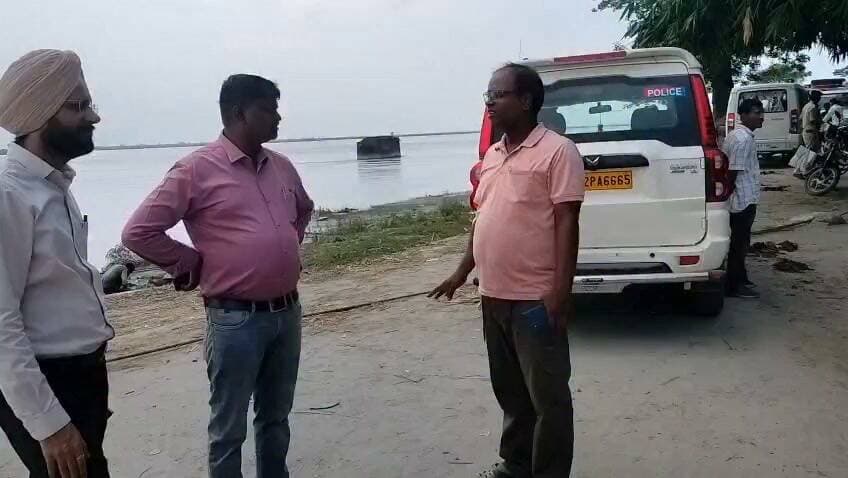 Bihar flood news : डीएम तरनजोत सिंह की सुरक्षित जगह पर जाने की अपील 🚨 अति आवश्यक चेतावनी: तत्काल सुरक्षित स्थान पर जाएँ 🚨
कारण: चीन में बाँध टूटने और नेपाल से नारायणी नदी में भारी मात्रा में पानी छोड़े जाने के कारण पश्चिम चम्पारण की गंडक नदी में अचानक बाढ़/जलस्तर अत्यधिक बढ़ने का खतरा है।
आदेश: गंडक नदी के तटीय और निचले इलाकों में रहने वाले सभी नागरिक तुरंत अपने घरों को खाली कर ऊँचे स्थानों या पास के शरण स्थलों पर चले जाएँ।
सख्त हिदायत: कोई भी व्यक्ति नदी के किनारे या पानी के पास बिल्कुल न जाए।
📞 जिला आपातकालीन हेल्पलाइन (24x7):
फोन: 06254-247002 | 06254-247003
मोबाइल: 8757547904
— जिला प्रशासन, पश्चिम चम्पारण, बेतिया