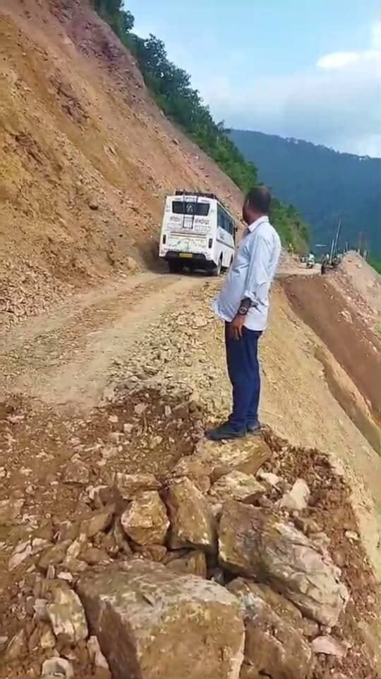 #खाड़ी-गजा मोटर मार्ग खुल तो गया है, लेकिन सफर आसान नहीं है। #इसलिए इस स्थान पर सतर्कता के साथ आवाजाही करें, सुरक्षित रहें।