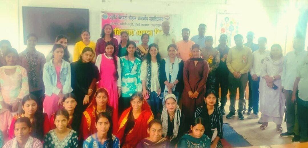 <nis:link nis:type=tag nis:id=महाविद्यालय nis:value=महाविद्यालय nis:enabled=true nis:link/> पोखरी का <nis:link nis:type=tag nis:id=स्थापना nis:value=स्थापना nis:enabled=true nis:link/> दिवस हर्षोल्लास के साथ मनाया गया <nis:link nis:type=tag nis:id=हुए nis:value=हुए nis:enabled=true nis:link/> कई कार्यक्रम
<nis:link nis:type=tag nis:id=गजा। nis:value=गजा। nis:enabled=true nis:link/> <nis:link nis:type=tag nis:id=शहीद nis:value=शहीद nis:enabled=true nis:link/> बेलमती चौहान राजकीय महाविद्यालय <nis:link nis:type=tag nis:id=पोखरी nis:value=पोखरी nis:enabled=true nis:link/> क्वीली का महाविद्यालय का स्थापना दिवस समारोह हर्षोल्लास के साथ मनाया गया। कार्यक्रम का शुभारंभ दीप प्रज्वलन एवं सरस्वती वंदना के साथ हुआ। इस अवसर पर महाविद्यालय की प्राचार्य, प्राध्यापकगण, अतिथिगण,कर्मचारी एवं बड़ी संख्या में छात्र-छात्राएँ उपस्थित रहे।
<nis:link nis:type=tag nis:id=समारोह nis:value=समारोह nis:enabled=true nis:link/> को संबोधित करते हुए <nis:link nis:type=tag nis:id=प्राचार्य nis:value=प्राचार्य nis:enabled=true nis:link/> ने महाविद्यालय की स्थापना से लेकर वर्तमान समय तक की विकास यात्रा पर प्रकाश डाला। उन्होंने कहा कि महाविद्यालय केवल उच्च शिक्षा प्रदान करने का केंद्र नहीं, बल्कि विद्यार्थियों के व्यक्तित्व निर्माण, संस्कार एवं सामाजिक चेतना के विकास का महत्वपूर्ण माध्यम है।उन्होंने विद्यार्थियों को शिक्षा के साथ अनुशासन, संस्कार एवं सामाजिक जिम्मेदारियों को अपनाने के लिए प्रेरित किया। कार्यक्रम समारोहक प्रो डीपी सिंह ने कहा कि ग्रामीण एवं पर्वतीय क्षेत्र में उच्च शिक्षा के अवसर उपलब्ध कराने में महाविद्यालय की महत्वपूर्ण भूमिका रही है। महाविद्यालय ने शिक्षा के साथ-साथ विद्यार्थियों को सामाजिक सरोकारों, पर्यावरण संरक्षण, महिला सशक्तिकरण तथा मानसिक स्वास्थ्य जैसे महत्वपूर्ण विषयों के प्रति जागरूक करने में भी योगदान दिया है।
<nis:link nis:type=tag nis:id=मुख्य nis:value=मुख्य nis:enabled=true nis:link/> अतिथि जिला पंचायत सदस्य <nis:link nis:type=tag nis:id=जोत nis:value=जोत nis:enabled=true nis:link/> सिंह असवाल ने महाविद्यालय की स्थापना एवं क्षेत्र में उच्च शिक्षा के महत्व पर प्रकाश डाला। उन्होंने कहा कि पर्वतीय क्षेत्र में स्थित महाविद्यालय स्थानीय विद्यार्थियों को उच्च शिक्षा के बेहतर अवसर उपलब्ध कराने के साथ-साथ क्षेत्र के सामाजिक एवं शैक्षिक विकास में महत्वपूर्ण भूमिका निभा रहा है। उन्होंने महाविद्यालय परिवार एवं विद्यार्थियों को स्थापना दिवस की शुभकामनाएँ दीं तथा संस्था के उज्ज्वल भविष्य की कामना की। कार्यक्रम में वन विभाग से आये अतिथि श्री बलवीर पंवार एवं श्री हितेंद्र नयाल की भी गरिमामयी उपस्थिति रही। उन्होंने भी महाविद्यालय स्थापना दिवस पर सभी को शुभकामनाएं दी।
<nis:link nis:type=tag nis:id=कार्यक्रम nis:value=कार्यक्रम nis:enabled=true nis:link/> का संचालन <nis:link nis:type=tag nis:id=डॉ nis:value=डॉ nis:enabled=true nis:link/> बंदना सेमवाल द्वारा किया गया। कार्यक्रम में छात्र छात्राओं द्वारा विभिन्न सांस्कृतिक प्रस्तुतियां,गायन एवं अन्य कार्यक्रम प्रस्तुत किए गए। हस्तशिल्प / क्राफ्ट प्रतियोगिता में कोमल सेमेल्टी को प्रथम स्थान प्रदान किया गया। कार्यक्रम के अंत में सांस्कृतिक समिति संयोजक डॉ गणेश भागवत द्वारा सभी का आभार व्यक्त किया गया। कार्यक्रम का समापन राष्ट्रीय गीत के साथ हुआ। इस अवसर पर प्रो डीपी सिंह, डॉ गणेश भागवत, डॉ नीमा भेतवाल, डॉ मुकेश सेमवाल, डॉ बंदना सेमवाल, श्री अजय तिवारी, श्री अंकित कुमार, श्रीमती रेखा नेगी, श्रीमती सुनीता देवी, दिवान सिंह,श्री मूर्तिलाल, श्री नरेश सहित निकिता, कंचन,कनिका, सोनम, संजना,किरन,साक्षी,मंजू आदि छात्र छात्राएं उपस्थित रहे।