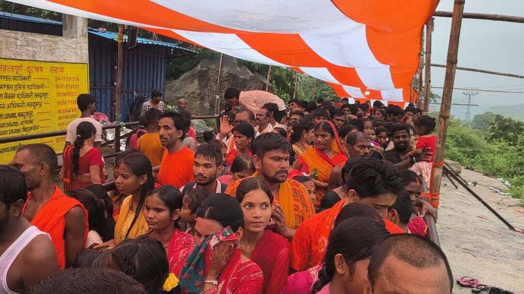 वाणावर पहाड़ पर उमड़ी श्रद्धालुओं की भीड़, 60 हजार से अधिक भक्तों ने किया जलाभिषेक
मखदुमपुर। सावन की त्रयोदशी के मौके पर बुधवार को ऐतिहासिक वाणावर पहाड़ स्थित बाबा सिद्धनाथ मंदिर में श्रद्धालुओं की भारी भीड़ उमड़ी। जिले के अलावा बिहार के विभिन्न हिस्सों से पहुंचे 60 हजार से अधिक भक्तों ने मंदिर के पास बनाए गए अर्घा सिस्टम के जरिए बाबा सिद्धनाथ का जलाभिषेक कर पूजा-अर्चना की। भक्तों के जयघोष से पूरा वाणावर क्षेत्र शिवमय नजर आया।
श्रद्धालुओं की संख्या बढ़ने के कारण मंदिर परिसर और पहाड़ी मार्ग पर सुरक्षा के विशेष इंतजाम किए गए थे। जगह-जगह पुलिस बल की तैनाती की गई थी। मंदिर परिसर में दंडाधिकारी के साथ पुलिस अधिकारी और जवान भी मुस्तैद रहे। प्रशासन की टीम भीड़ की स्थिति पर लगातार नजर रखती रही और श्रद्धालुओं के आवागमन को व्यवस्थित करने में जुटी रही।
मंदिर प्रबंधक भानु प्रताप उर्फ गुड्डू बाबा ने बताया कि सावन का महीना समाप्ति की ओर है, इसके बावजूद बाबा सिद्धनाथ के दर्शन और जलाभिषेक के लिए श्रद्धालुओं की संख्या में कमी नहीं आ रही है। बुधवार को 60 हजार से अधिक भक्तों ने अर्घा सिस्टम के माध्यम से जल चढ़ाया।
सावन के दौरान अब तक बड़ी संख्या में श्रद्धालु बाबा सिद्धनाथ मंदिर पहुंच चुके हैं। लगातार उमड़ रही भीड़ के कारण वाणावर पहाड़ का वातावरण भक्तिमय बना हुआ है। हर-हर महादेव और बोल बम के जयघोष से पूरा क्षेत्र गूंजता रहा।