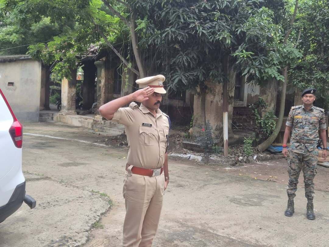 घोषी थाना का एसपी ने किया निरीक्षण, लंबित मामलों के त्वरित निष्पादन का निर्देश
जहानाबाद। पुलिस अधीक्षक किरण कुमार ने बुधवार को घोषी थाना का निरीक्षण किया। थाना पहुंचने पर पुलिस बल की ओर से उन्हें गार्ड ऑफ ऑनर दिया गया। इसके बाद एसपी ने थाना के विभिन्न अभिलेखों और दैनिक कार्यों की समीक्षा की।
निरीक्षण के दौरान उन्होंने लंबित मामलों का त्वरित निष्पादन करने, फरार एवं वांछित आरोपितों की गिरफ्तारी सुनिश्चित करने तथा वाहन जांच और रात्रि गश्त को और प्रभावी बनाने का निर्देश दिया। उन्होंने पुलिस पदाधिकारियों को क्षेत्र में अपराध नियंत्रण के लिए लगातार सक्रिय रहने को कहा।
एसपी ने आम लोगों के साथ शालीन एवं संवेदनशील व्यवहार रखने पर विशेष जोर दिया। साथ ही थाना परिसर में साफ-सफाई, अनुशासन बनाए रखने और पुलिसकर्मियों को पूरी निष्ठा एवं जवाबदेही के साथ अपने कर्तव्यों का निर्वहन करने का निर्देश दिया। उन्होंने कहा कि पुलिस की कार्यप्रणाली में जनता का विश्वास सबसे महत्वपूर्ण है।
#वीडियोवायरल #jehanabad #डीएमजहानाबाद #jehanabadlive #विकाश #डीजीपी #एसपीजहानाबाद #igगया