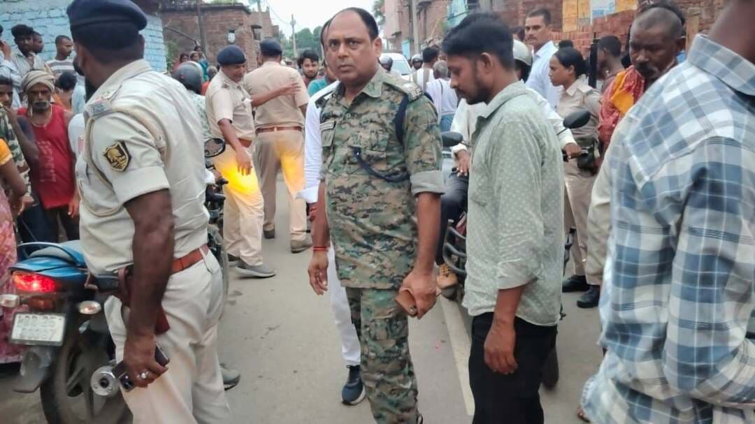 मारपीट में घायल महिला की इलाज के दौरान मौत, सड़क जाम
जहानाबाद। परसबिगहा थाना क्षेत्र के चुनपुरा गांव में चार-पांच दिन पूर्व आपसी विवाद को लेकर दो पक्षों के बीच हुई मारपीट में गंभीर रूप से घायल महिला की इलाज के दौरान मौत हो गई। मृतका की पहचान चुनपुरा गांव निवासी मनसा देवी के रूप में हुई है। मौत की खबर मिलते ही स्वजन में आक्रोश फैल गया और उन्होंने जहानाबाद-सकुराबाद मुख्य मार्ग को जाम कर दिया।
बताया जाता है कि मारपीट की घटना में मनसा देवी गंभीर रूप से घायल हो गई थीं। स्वजन आनन-फानन में उन्हें इलाज के लिए सदर अस्पताल लेकर पहुंचे। चिकित्सकों ने प्राथमिक उपचार के बाद उनकी गंभीर स्थिति को देखते हुए पीएमसीएच रेफर कर दिया। वहां इलाज के दौरान महिला की मौत हो गई।
स्वजन का आरोप है कि घटना के बाद वे प्राथमिकी दर्ज कराने के लिए परसबिगहा थाना पहुंचे थे, लेकिन उनका आवेदन नहीं लिया गया। महिला की मौत के बाद आक्रोशित स्वजन ने इसी को लेकर सड़क जाम कर दिया। सड़क जाम होने से मार्ग पर वाहनों की आवाजाही प्रभावित हो गई।
घटना की जानकारी मिलते ही परसबिगहा थाना की पुलिस मौके पर पहुंची और आक्रोशित स्वजन को समझा-बुझाकर शांत कराया। पुलिस के समझाने के बाद स्वजन ने सड़क से जाम हटा लिया और आवागमन सामान्य हुआ। पुलिस मामले की जांच में जुटी है।
#एसपीजहानाबाद #डीजीपी #igगया #विकाश