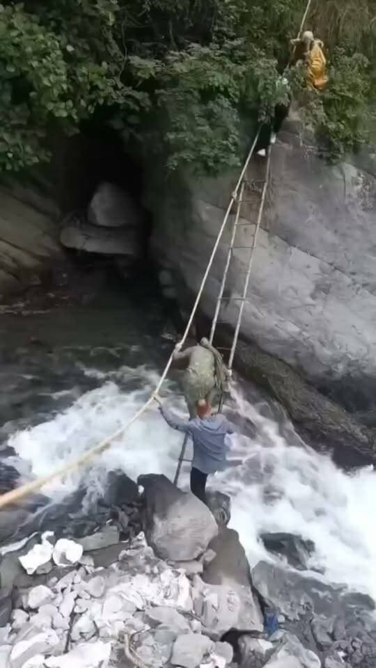 उरई और घटोर गांवों का संपर्क कटा; ग्रामीण रस्सी पाइपों और सीढीयों के सहारे कर रहे नाला क्रॉस