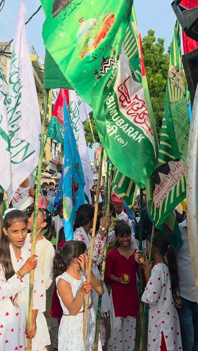 फकीराबाद में निकला जुलूस-ए-मोहम्मदी, सुरक्षा में तैनात रही पुलिस
कौशाम्बी। बारावफात के अवसर पर बुधवार को फकीराबाद में जुलूस-ए-मोहम्मदी निकाला गया। जुलूस में बड़ी संख्या में लोग शामिल हुए और शांतिपूर्ण माहौल में कार्यक्रम संपन्न हुआ।
सुरक्षा व्यवस्था को लेकर अपर पुलिस अधीक्षक समेत भारी पुलिस फोर्स तैनात रही। पुलिस अधिकारियों ने जुलूस के मार्ग पर निगरानी रखी और यातायात व्यवस्था को भी सुचारु बनाए रखा। पुलिस की सक्रियता और स्थानीय लोगों के सहयोग से जुलूस शांतिपूर्ण ढंग से संपन्न हुआ।
#कौशाम्बी #फकीराबाद #बारावफात #जुलूसेमोहम्मदी #पुलिस अपरपुलिसअधीक्षक अमन भाईचारा