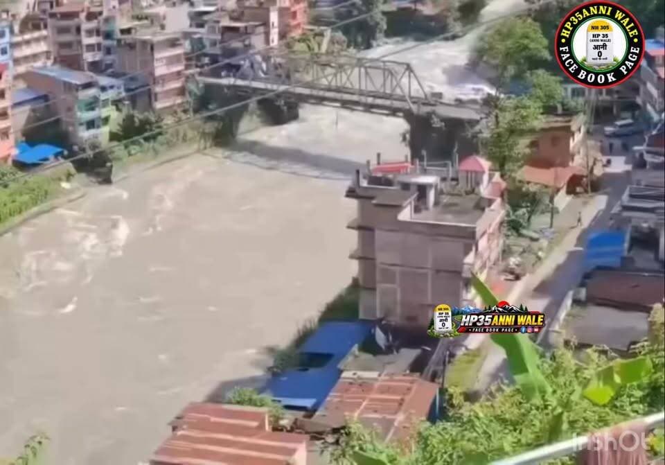 नेपाल में भोटे कोशी नदी में तबाही
नेपाल के रसुवा क्षेत्र में भोटे कोशी नदी में अचानक आई भीषण बाढ़ ने भारी तबाही मचा दी। बाढ़ का पानी तिब्बत की ओर से आने की जानकारी सामने आई है।
नेपाल पर्यटन बोर्ड के अनुसार, 291 विदेशी नागरिकों समेत कुल 384 पर्यटक लापता बताए जा रहे हैं, जिनमें कम से कम 105 भारतीय नागरिक शामिल हैं। बाढ़ से रिहायशी इलाकों, सड़कों, पुलों और अन्य बुनियादी ढांचे को भारी नुकसान पहुंचा है।
रसुवा, नुवाकोट और धादिंग समेत कई इलाकों में हाई अलर्ट जारी किया गया है। राहत एवं बचाव कार्य लगातार जारी हैं और प्रशासन ने नदी किनारे रहने वाले लोगों से सुरक्षित स्थानों पर जाने की अपील की है।
⚠️ स्थिति बेहद गंभीर है। सभी लोग सतर्क रहें और सुरक्षित स्थानों पर रहें। 🙏