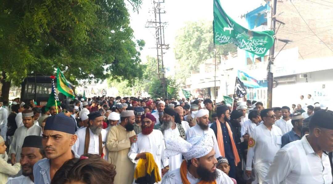 जश्ने ईद मिलादुन्नबी के मौके पर जुलूस ए मोहम्मदी निकाला गया
आज दिनांक 26/08/2026 बीकानेर शहर में जश्ने ईद मिलादुन्नबी के मौके पर जुलूस-ए- मुहम्मदी बड़े ही शान-ओ-शौकत के साथ निकला गया l
अता हुसैन कादरी ने बताया मोहल्ला दमामीयान,शीतला गेट से शुरू होकर पींजारान, मोहल्ला छिपान,लाल गुफा,गोगा गेट,मोहल्ला गुजरान,जेल रोड,सिटी कोतवाली,मोहल्ला भिस्तीयान, कोट गेट, जोशीवाड़ा,महावतांन,कसाईयों की बारी होते हुए मोहल्ला व्यापारियन में संपन्न हुआ
हजारों की तादात में आशिक ए रसूल नातो सलाम व हुजूर की शान में दरूद शरीफ पढ़ते हुए रवाना हुए
जुलूस जहां से शुरू हुआ वहां शहर काजी शाहनवाज और शमीम सहाब ने जुलूस के आदाब बताएं जुलूस की रवानगी शादात-ए-इकराम के हाथो से हुवी
जुलूस समापन स्थल जामा मस्जिद के सामने कारी असगर साहब ने प्रोग्राम की निजामत की उसमें मुफ्ती अशफ़ाकउल्ला ने कौम को एक संदेश दिया के हमें एक प्लेटफार्म पर आकर इत्तेफाक से रहे जिस तरीके से आप मस्जिद मे इमाम के पीछे नमाज पढ़ते हैं इसी तरीके से हमें कौम के लिए भी एक सरपरस्त चुनना होगा
आज के इस दौर में सियासत को मजहब से दूर रखने की बात करते हैं जबकि हजरत उमर फारूक रजि अल्लाह अन्हू तआला ने अपनी पूरी जिंदगी में इस्लाम और सियासत को एक साथ चलाया
मौलाना असगर अली ने कहा आज के दौर में जिस तरीके से हम इल्म के एतबार से पीछे है कौम के लोगों को चाहिए वह एक वक्त की रोटी छोड़कर अपने बच्चों को जरूर पढ़ाया
मोलाना नौशाद ने नाते पाक सरकार की आमद मरहबा, लब्बैक या रसूल अल्लाह लब्बैक या रसूल अल्लाह पढ कर आशिक ए रसूल को इश्क की मस्ती मे झुमाया
अशरफ जिलानी साहब ने कहा आज आपने कहा लब्बैक तो आओ आज वादा करो कि हम अपनी जिंदगी में कोई गलत काम नहीं करेंगे और नशे से दूर रहेंगे
मेराज खान और अता हुसैन कादरी ने माकूल व्यवस्था के लिए बीकानेर जिला प्रशासन व पुलिस प्रशासन का धन्यवाद ज्ञापित किया
जाकिर नागौरी,मो असलम ,मास्टर मंसूर अली,मेहबूब कयामखानी,साजिद सुलेमानी,एम एच पप्पू,हसन खिलजी महबूब रंगरेज मोहम्मद सदीक कुरैशी आदी ने जुलूस के पूरे रास्ते में लोगों को व्यवस्था बनाने के लिए सहयोग किया जुलूस के पूरे रास्ते में हर मोहल्ले में लोगों के द्वारा शिरनी तकसीम करने के लिए भारतीय मुस्लिम शांति मिशन इंतजामया कमेटी सभी का शुक्रिया अदा करती है
जुलूस में शामिल हजरात हाफिज मुनीर अहमद, मौलाना अब्दुल सत्तार फैजानी,मोलाना मोहम्मद सलीम, हाफिज जाकिर साहब हाफिज मोहम्मद रमजान,हाफिज जाकिर हुसैन,नईमुद्दीन जामी, मोइनुद्दीन जामी, हाजी मकसूद अहमद हाजी मोहम्मद नसीम फुरकान अली अलीमुद्दीन जामी,वली गोरी, अजीज अहमद सुलेमानी, सनाउल्लाह खान,सिकंदर अली चूड़ीदार,अब्दुल सत्तार छिपा, अजीज अहमद सुलेमानी हसन अली मोहल्ला दमामियान के तमाम कार्यकर्ता व तन्जीमे आईमा के तमाम ईमाम हजरात व बीकानेर के तमाम मोहल्लो सो आशिक ए रसूल हजारो की तादात मे शामिल हुवे
बीकानेर शहर के सामाजिक व राजनीतिक बंधुओ ने जगह-जगह पुष्प वर्षा करके जुलूस का स्वागत किया और बीकानेर शहर के अमन चैन भाईचारे की मिसाल पेश की मौला व्यापारियान के तमाम कार्यकर्ताओं ने जुलूस के लिए जो इंतजाम किया उसके लिए हाफिज नईमुद्दीन ने उन सब का शुक्रिया अदा किया l