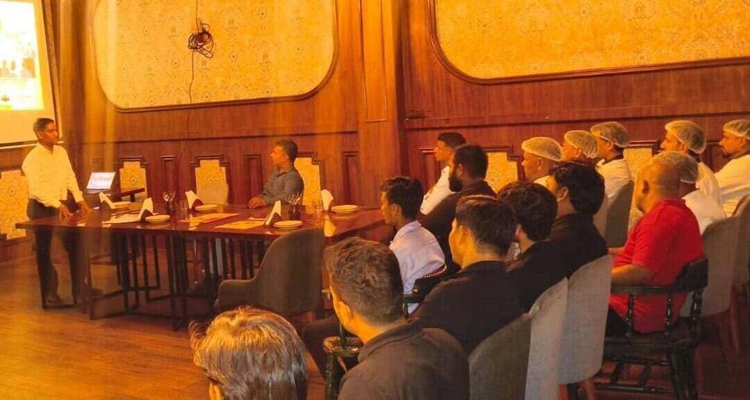 रेस्टोरेंट में कचरा अलग-अलग रखने की दी सीख, चार-बिन व्यवस्था पर जोर
नगर निगम ने निजी रेस्टोरेंट में कार्यशाला का आयोजन कर रेस्टोरेंट प्रबंधन व कर्मचारियों को किया जागरूक
ठोस कचरा प्रबंधन नियम 2026 के तहत आयोजित की गई कार्यशाला
यमुनानगर। नगर निगम की स्वच्छ भारत मिशन टीम द्वारा वार्ड नंबर 8 के मॉडल टाउन स्थित निजी रेस्टोरेंट में ठोस कचरा प्रबंधन नियम 2026 के तहत जागरूकता कार्यशाला आयोजित की गई। मेयर सुमन बहमनी और निगम आयुक्त महाबीर प्रसाद के निर्देशों पर आयोजित कार्यशाला में रेस्टोरेंट प्रबंधन और कर्मचारियों को कचरा प्रबंधन एवं चार-बिन कचरा पृथक्करण के संबंध में विस्तार से जानकारी दी गई। कार्यशाला का उद्देश्य स्वच्छता के प्रति जागरूकता बढ़ाना, चार-बिन व्यवस्था को प्रभावी बनाना, ऑन-साइट कचरा प्रोसेसिंग को बढ़ावा देना और ठोस कचरा प्रबंधन नियम 2026 का प्रभावी अनुपालन सुनिश्चित करना रहा।
स्वच्छ भारत मिशन शहरी टीम के विशेषज्ञ आकाश कुमार ने ठोस कचरा प्रबंधन नियम 2026 के विभिन्न प्रावधानों और मानकों की जानकारी देते हुए कचरे का स्रोत स्तर पर पृथक्करण सुनिश्चित करने पर जोर दिया। उन्होंने रेस्टोरेंट में उत्पन्न होने वाले गीले और सूखे कचरे को अलग-अलग निर्धारित बिन में रखने तथा गीले कचरे की यथासंभव मौके पर ही कम्पोस्टिंग या प्रोसेसिंग करने के निर्देश दिए। उन्होंने कहा कि कचरे की उचित प्रोसेसिंग से लैंडफिल पर जाने वाले कचरे की मात्रा को कम किया जा सकता है। इसके साथ ही रेस्टोरेंट प्रबंधन को कचरे से संबंधित रिकॉर्ड एवं डेटा नियमित रूप से अपडेट रखने और आवश्यक जानकारी का उचित संधारण करने के लिए भी कहा गया। स्वच्छ भारत मिशन की टीम ने कर्मचारियों को ग्राहकों को भी कचरा निर्धारित बिन में डालने के लिए प्रेरित करने और स्रोत स्तर पर कचरा पृथक्करण के प्रति जागरूक करने का आह्वान किया। टीम ने स्पष्ट किया कि ठोस कचरा प्रबंधन नियमों की प्रभावी अनुपालना के लिए प्रतिष्ठानों की भूमिका महत्वपूर्ण है।
फोटो कैप्शन -
कार्यशाला में रेस्टोरेंट प्रबंधन व कर्मचारियों को ठोस कचरा प्रबंधन नियम 2026 नियम की जानकारी देते विशेषज्ञ आकाश कुमार।
रेस्टोरेंट प्रबंधन व कर्मचारियों को कचरा अलग अलग करने की शपथ दिलाते निगम अधिकारी।