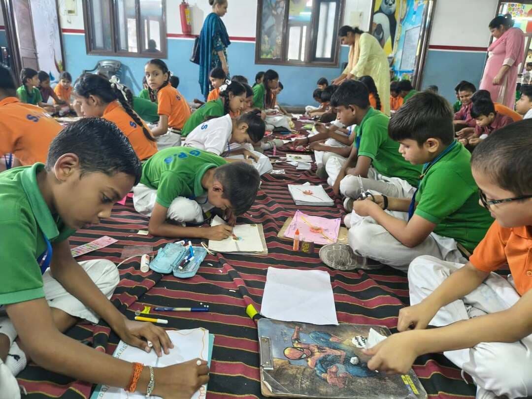 वेस्ट से बेस्ट बनाकर बच्चों ने दिया स्वच्छता का संदेश, बनाई आकर्षक राखियां
गीता विद्या पब्लिक स्कूल में “बंधन स्वच्छता का” जागरूकता कार्यक्रम आयोजित
यमुनानगर। नगर निगम की स्वच्छ भारत मिशन की टीम द्वारा स्नेह सेवा ट्रस्ट एनजीओ की संस्थापक ममता सेन के सहयोग से गीता विद्या पब्लिक स्कूल में “बंधन स्वच्छता का” जागरूकता कार्यक्रम आयोजित किया गया। कार्यक्रम का उद्देश्य विद्यार्थियों को स्वच्छता, पर्यावरण संरक्षण और वेस्ट मटेरियल के रचनात्मक पुनः उपयोग के प्रति जागरूक करना रहा।
कार्यक्रम के दौरान स्वच्छ भारत मिशन शहरी के विशेषज्ञ दुर्गेश ने बताया कि घर और विद्यालय से निकलने वाली अनुपयोगी वस्तुओं को सीधे कूड़े में फेंकने के बजाय उनका रचनात्मक तरीके से दोबारा इस्तेमाल किया जा सकता है। इसी संदेश को आगे बढ़ाते हुए विद्यार्थियों ने कागज, कपड़े, सजावटी सामग्री और अन्य वेस्ट मटेरियल से सुंदर एवं आकर्षक राखियां तैयार कीं।
निगम की टीम ने विद्यार्थियों को रिड्यूस, रीयूज और रिसाइकल की अवधारणा की जानकारी देते हुए बताया कि वेस्ट सामग्री का पुनः उपयोग करने से कचरे की मात्रा कम करने के साथ-साथ पर्यावरण संरक्षण में भी महत्वपूर्ण योगदान दिया जा सकता है।
कार्यक्रम में विद्यार्थियों ने उत्साहपूर्वक मानव श्रृंखला बनाकर स्वच्छता के प्रति जागरूकता का संदेश दिया। बच्चों ने कचरा इधर-उधर न फेंकने, गीले एवं सूखे कचरे को अलग-अलग रखने, वेस्ट मटेरियल का पुनः उपयोग करने और अपने आसपास स्वच्छ वातावरण बनाए रखने का संकल्प लिया।
इस अवसर पर रक्षाबंधन के पवित्र पर्व को स्वच्छता एवं पर्यावरण संरक्षण से जोड़ते हुए विद्यार्थियों ने संदेश दिया कि जिस प्रकार राखी भाई-बहन के बीच प्रेम, विश्वास और जिम्मेदारी का बंधन मजबूत करती है, उसी प्रकार प्रत्येक नागरिक को अपने शहर, पर्यावरण और स्वच्छता के साथ भी मजबूत रिश्ता बनाना चाहिए।
कार्यक्रम में विद्यालय के विद्यार्थियों एवं स्टाफ ने बढ़-चढ़कर भाग लिया। गतिविधि के माध्यम से बच्चों में रचनात्मकता के साथ पर्यावरण के प्रति जिम्मेदारी और स्वच्छता के प्रति सकारात्मक सोच विकसित करने का प्रयास किया गया।
फोटो - वेस्ट सामान से राखियां बनाते बच्चे।