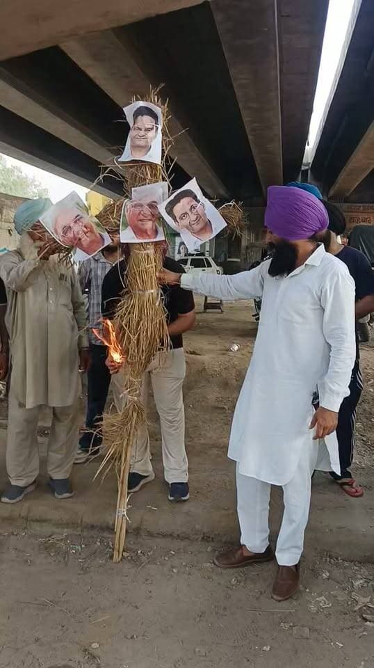 पूर्व मुख्यमंत्री भूपेंदर हुड्डा व सांसद दिपेन्द्र हुड्डा का सिख समुदाय नें फूका पुतला