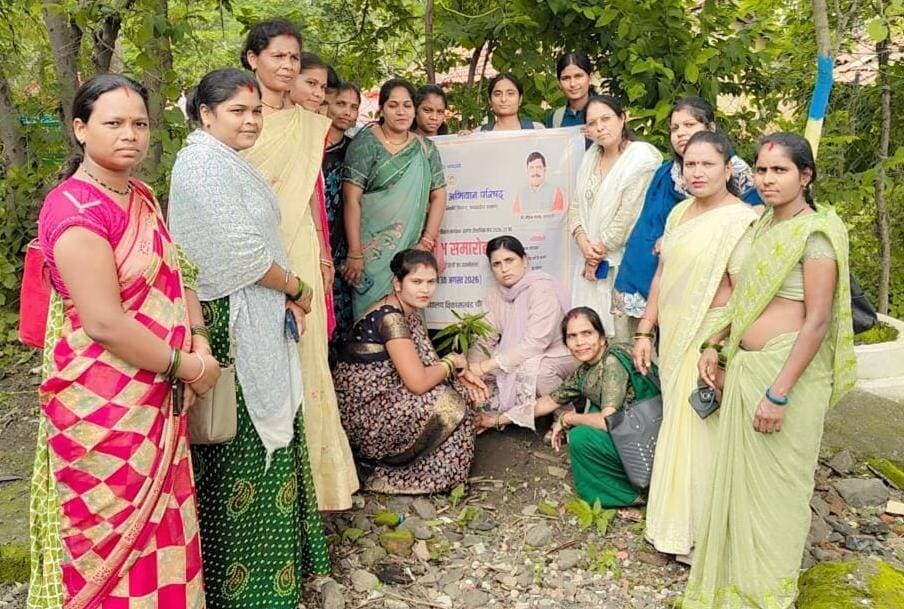 विकासखंड चौरई में मुख्यमंत्री सामुदायिक नेतृत्व विकास पाठ्यक्रम की कक्षाओं का सत्र प्रारंभ
========================================================
जिले के विकासखंड चौरई में मुख्यमंत्री सामुदायिक नेतृत्व विकास पाठ्यक्रम की कक्षाओं के नए सत्र का शुभारंभ किया गया। कार्यक्रम की शुरुआत सर्वप्रथम पूजन-अर्चन के साथ हुई। कार्यक्रम में मुख्य अतिथि के रूप में समाजसेवक श्री मनोज जैन उपस्थित थे। कार्यक्रम में अतिथि स्वागत एवं परिचय के बाद विकासखंड समन्वयक सुश्री अफ़शा खान द्वारा सत्र प्रारंभ के अवसर पर मुख्यमंत्री सामुदायिक नेतृत्व विकास पाठ्यक्रम के विषय में विस्तृत जानकारी दी गई। उन्होंने कक्षा संचालन, पाठ्यक्रम के उद्देश्य, फील्ड वर्क एवं विशेष अभियानों के बारे में बताया।
मुख्य अतिथि श्री मनोज जैन ने नेतृत्व विकास, स्वैच्छिकता एवं सामूहिकता पर अपने विचार रखे। मेंटर श्री अकील खान ने पाठ्यक्रम के सभी विषयों के बारे में जानकारी दी, जबकि श्रीमती संगीता पांडे ने फील्ड वर्क एवं असाइनमेंट के संबंध में जानकारी प्रदान की। कार्यक्रम का संचालन श्री संदीप शर्मा ने किया। कार्यक्रम के बाद परिसर में पौधारोपण किया गया। साथ ही पर्यावरण संरक्षण के प्रति जागरूकता लाने के उद्देश्य से रैली निकालकर हरियाली का संदेश दिया गया। कार्यक्रम में मुख्य रूप से परामर्शदाता श्री अकील अहमद, श्री गहरसिंग मेहदोले, श्रीमती संगीता पाण्डेय सहित छात्र-छात्राएं उपस्थित थे।