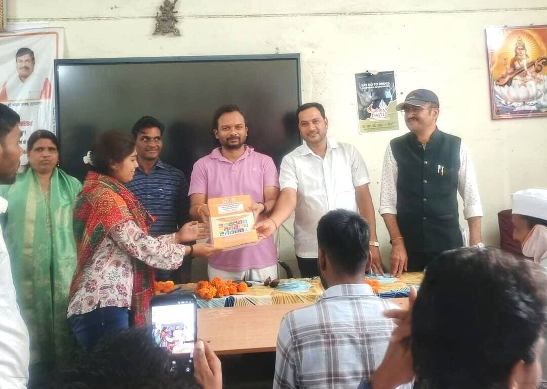 मुख्यमंत्री सामुदायिक नेतृत्व क्षमता विकास पाठ्यक्रम की कक्षाओं का हुआ शुभारम्भ
=======================================================
मध्यप्रदेश जन अभियान परिषद द्वारा मध्यप्रदेश के समस्त विकासखंडों में मुख्यमंत्री सामुदायिक नेतृत्व क्षमता विकास पाठ्यक्रम/कार्यक्रम अंतर्गत जिला समन्वयक श्री अखिलेश जैन के मार्गदर्शन में जिले के विकासखंड अमरवाड़ा में महात्मा गांधी चित्रकूट ग्रामोदय विश्वविद्यालय, सतना से संबद्ध पाठ्यक्रमों का शासकीय उत्कृष्ट विद्यालय में विधिवत बीएसडब्ल्यू और एमएसडब्ल्यू की कक्षाओं के संचालन का शुभारंभ किया गया।
कार्यक्रम का शुभारंभ सर्वप्रथम माँ सरस्वती जी की पूजन एवं राष्ट्रगान के साथ हुआ। आयोजन में युवा नेतृत्व से श्री उत्तम ठाकुर मुख्य अतिथि रहे, जबकि शासकीय महाविद्यालय अमरवाड़ा जनभागीदारी समिति के अध्यक्ष श्री प्रदीप पप्पू साहू ने कार्यक्रम की अध्यक्षता की।
इस अवसर पर विकासखंड शिक्षा अधिकारी श्री अनुराग मिश्रा, शासकीय उत्कृष्ट विद्यालय के प्राचार्य श्री सतीश उइके, श्री दिनेश साहू, विकासखंड समन्वयक सुश्री वन्दना राकेसिया, परामर्शदाता श्री राजेश तिवारी, श्रीमती वैजन्ती पवार, श्री राजकुमार मालवी, श्री भुनेश्वर सूर्यवंशी सहित बड़ी संख्या में छात्र-छात्रायें उपस्थित थे।
कार्यक्रम में श्री उत्तम ठाकुर एवं श्री प्रदीप साहू ने विद्यार्थियों को समाज कार्य में उत्कृष्ट कार्य करने तथा पाठ्यक्रम का पूर्ण लाभ लेने के लिये ऊर्जावान मार्गदर्शन दिया। इस दौरान विद्यार्थियों को पाठ्यक्रम सामग्री का वितरण किया गया। मेंटर्स द्वारा विद्यार्थियों के प्रोफाइल, असाइनमेंट, प्रोजेक्ट एवं संपूर्ण पाठ्यक्रम से संबंधित जानकारी दी गई। आयोजन के दौरान नशामुक्ति की शपथ भी दिलाई गई। साथ ही ‘एक पेड़ माँ के नाम’ अभियान अंतर्गत पौधारोपण किया गया। कार्यक्रम का संचालन मेंटर्स श्री राजेश तिवारी ने किया तथा आभार सुश्री वन्दना राकेसिया द्वारा व्यक्त किया गया।