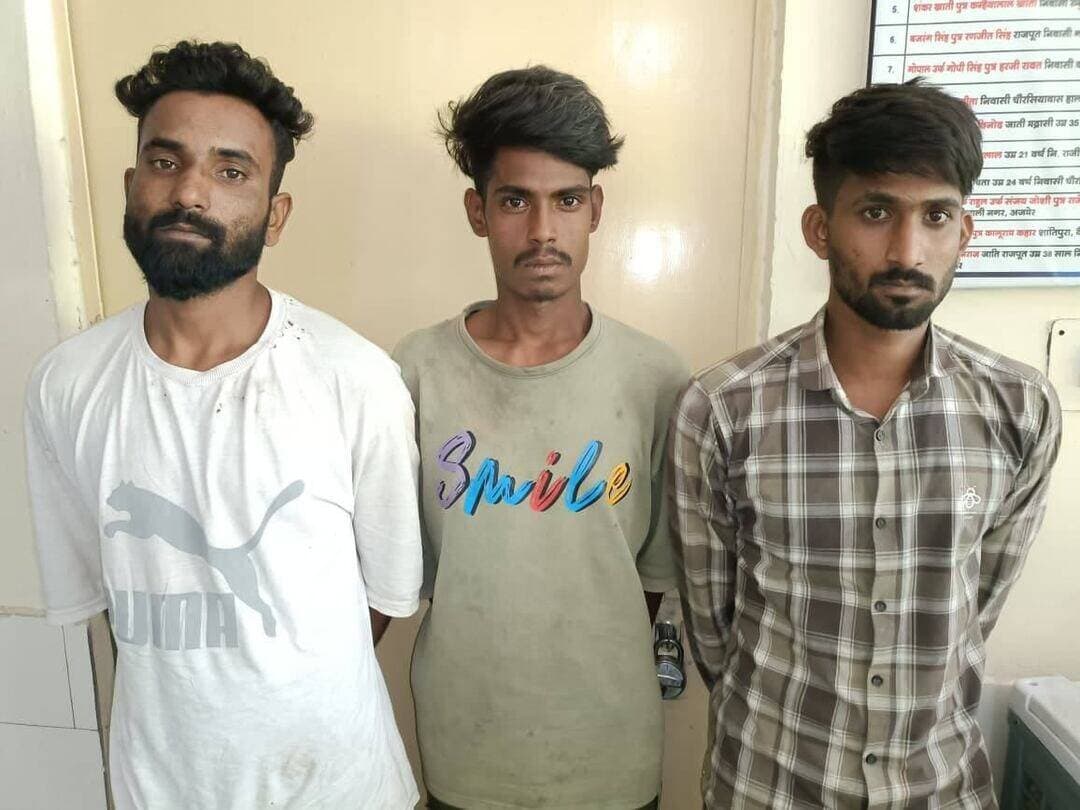 अजमेर में बंद मकान में चोरी का खुलासा, 3 आरोपी गिरफ्तार
अजमेर। कृष्णागंज थाना पुलिस ने बंद मकान में चोरी की वारदात का खुलासा करते हुए तीन आरोपियों को गिरफ्तार किया है। पुलिस ने आरोपियों के कब्जे से चोरी में प्रयुक्त वाहन, दो गैस सिलेंडर और ताला तोड़ने के सरिए बरामद किए हैं।
पुलिस के अनुसार 5 जुलाई को वैशाली नगर स्थित छतरी योजना के एक बंद मकान का ताला तोड़कर चोरी की गई थी। चोर मकान से वॉशिंग मशीन, टीवी, गैस चूल्हा, दो गैस सिलेंडर, करीब 500 ग्राम चांदी, 1 लाख 51 हजार 500 रुपए नकद, बर्तन, कपड़े और अन्य सामान ले गए थे।
पुलिस टीम ने घटनास्थल के आसपास जानकारी जुटाने के साथ मुखबिर तंत्र और तकनीकी साक्ष्यों के आधार पर आरोपियों की तलाश की। कार्रवाई के दौरान सुनील उर्फ सुन्या (22), सूरज उर्फ गुज्जा (27) और रमन उर्फ टांटिया (26) को गिरफ्तार किया गया।
पुलिस ने वारदात में इस्तेमाल कार और ताला तोड़ने के सरिए भी बरामद किए हैं। पुलिस के अनुसार मामले में आगे की जांच जारी है और अन्य वारदातों के खुलासे की भी संभावना है।
Ajmer Police Rajasthan