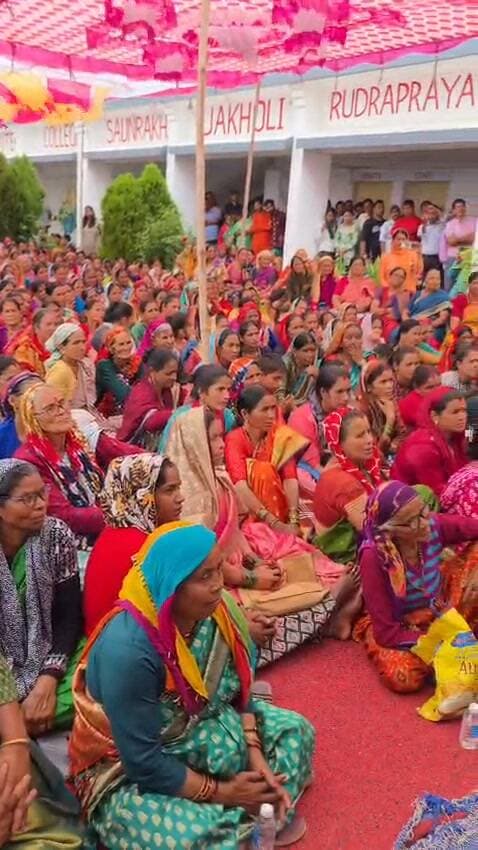 फूल माला का हक है तो जूते खाने का हक भी मेरा ही है: भरत सिंह चौधरी
रुद्रप्रयाग जिले के सौंराखाल में आयोजित कार्यक्रम के दौरान कैबिनेट मंत्री भरत सिंह चौधरी भावुक नजर आए। उन्होंने कहा— फूल माला पहनने का हक मुझे है तो जूते खाने का हक भी मुझे ही है। अगर मैं गलत करूं तो मुझे जरूर जूते मारे जाएं।”
अपने संबोधन में मंत्री ने जनता के प्रति जवाबदेही और जिम्मेदारी की बात कही। उनका यह भावुक बयान कार्यक्रम में चर्चा का विषय बन गया।
#भरतसिंहचौधरी #रुद्रप्रयाग #सौंराखाल #उत्तराखंड #CabinetMinister #Rudraprayag