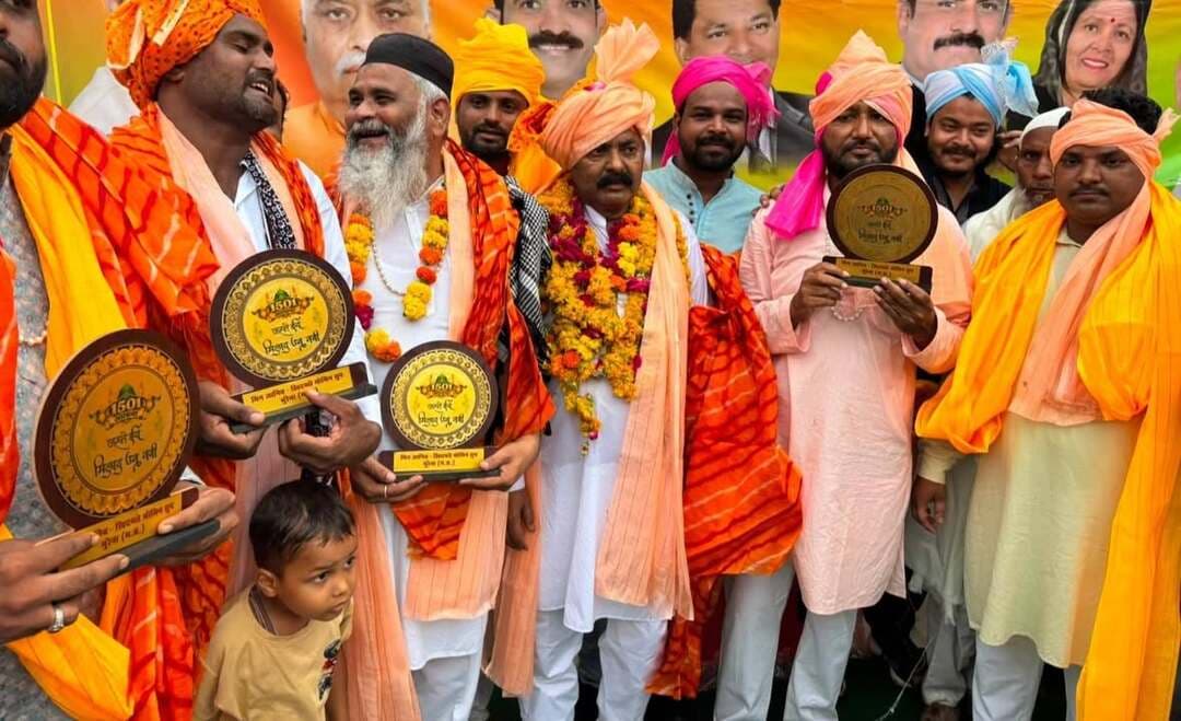 ईद मिलादुन्नबी का भव्य जुलूस सम्पन्न, कमेटी ने प्रशासन और पुलिस का जताया आभार
मुरैना। ईद मिलादुन्नबी के पावन अवसर पर ऑल इंडिया मुस्लिम त्योहार कमेटी, जिला मुरैना के तत्वावधान में जिलाध्यक्ष जावेद पठान के नेतृत्व में भव्य जुलूस निकाला गया। जुलूस में मुस्लिम समाज के लोगों ने उत्साहपूर्वक भाग लिया और आपसी भाईचारे, शांति एवं सौहार्द का संदेश दिया।
आयोजन को सफल एवं व्यवस्थित बनाने में जिला प्रशासन, पुलिस प्रशासन और मुस्लिम समाज का महत्वपूर्ण सहयोग रहा। कमेटी के जिलाध्यक्ष जावेद पठान ने पुलिस अधीक्षक धर्मराज मीना, सीएसपी दीपाली चंदोलिया, सिटी कोतवाली थाना प्रभारी अमित भदौरिया, स्टेशन थाना प्रभारी संजय बैरया एवं सिविल लाइन थाना प्रभारी उदयभान सिंह यादव सहित समस्त पुलिस परिवार का आभार व्यक्त किया।
कमेटी के अनुसार पुलिस और प्रशासन के सहयोग से जुलूस शांतिपूर्ण एवं सौहार्दपूर्ण वातावरण में सम्पन्न हुआ। जुलूस का समापन मुस्लिम समाज की ओर से विशेष रूप से उपस्थित जाफर बेग द्वारा किया गया।
इस अवसर पर शकील उस्मानी, मोनू नेता, दद्दू उस्मानी, अकरम पठान, रिंकू खान (अध्यक्ष, ईदगाह कमेटी), आशिफ खान (अध्यक्ष, जामा मस्जिद कमेटी), मतीम खान (उपाध्यक्ष, जामा मस्जिद), जावेद दुर्रानी, इमरान पठान, आमिर रज़ा, सलमान पठान, अशफाक पठान, मोना वारसी, नाजिम वारसी, अजीम वारसी, मोहसिन अब्बासी, अख्तर पठान, मोहम्मद नकी पठान, सोहेब पठान, साबिर अब्बासी (गोला), तौफीक पठान, शाहरुख पठान, राजा खान सहित अन्य सम्मानित नागरिक मौजूद रहे।
ऑल इंडिया मुस्लिम त्योहार कमेटी, जिला मुरैना ने सभी समाजजनों, प्रशासनिक अधिकारियों, पुलिस प्रशासन एवं प्रत्यक्ष-अप्रत्यक्ष रूप से सहयोग करने वाले लोगों का आभार व्यक्त किया। कमेटी ने कहा कि ईद मिलादुन्नबी का आयोजन आपसी भाईचारे, शांति, सौहार्द एवं सामाजिक एकता की मिसाल बना।
जिलाध्यक्ष जावेद पठान ने कहा कि शांतिपूर्ण आयोजन के लिए प्रशासन, पुलिस और समाज के सभी लोगों का सहयोग सराहनीय रहा।
#morena #मुरैना #ईद