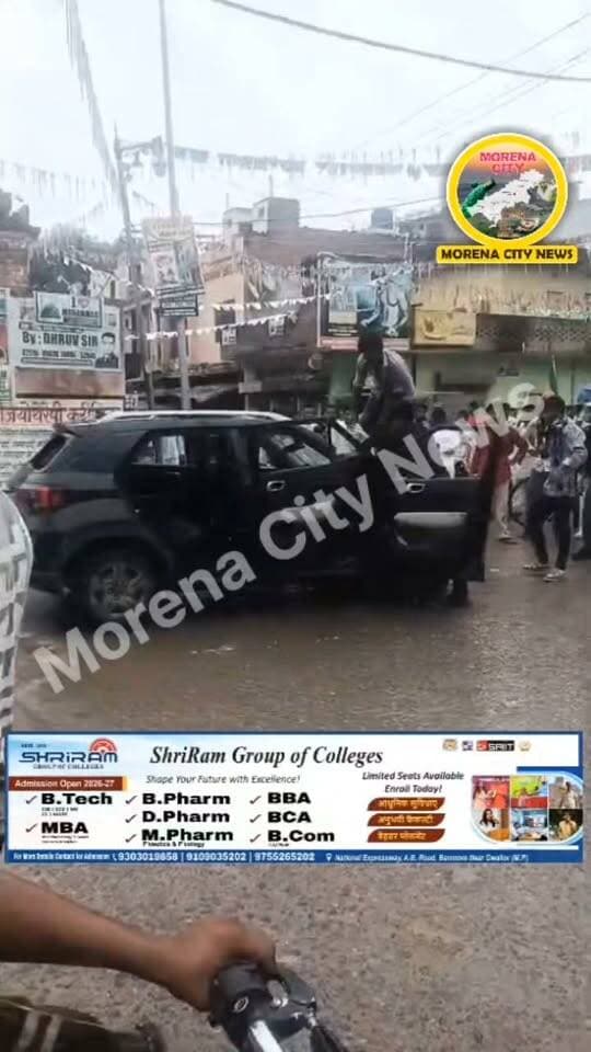 ईद मिलादुन्नवी के जुलूस में बेकाबू कार ने बाइक सवारों को रौंदा, 4 घायल
मुरैना कोतवाली थाना क्षेत्र में ईद मिलादुन्नवी के जुलूस के दौरान केएस चौराहे के पास एक बेकाबू कार ने बाइक सवारों को टक्कर मार दी। हादसे में चार लोगों के घायल होने की सूचना प्राप्त हुई। दुर्घटना के बाद मौके पर भगदड़ जैसी स्थिति बन गई ।
घटना से आक्रोशित लोगों ने कार को अपने कब्जे में लेकर कब्रिस्तान पहुंचाया। यहां कुछ युवकों ने कार में जमकर तोड़फोड़ कर दी। सूचना मिलते ही पुलिस मौके पर पहुंची और मोर्चा संभालते हुए भीड़ को नियंत्रित किया।
पुलिस ने स्थिति को शांत कराया और घटना की जांच शुरू कर दी है।
#मुरैना #morena #पुलिस