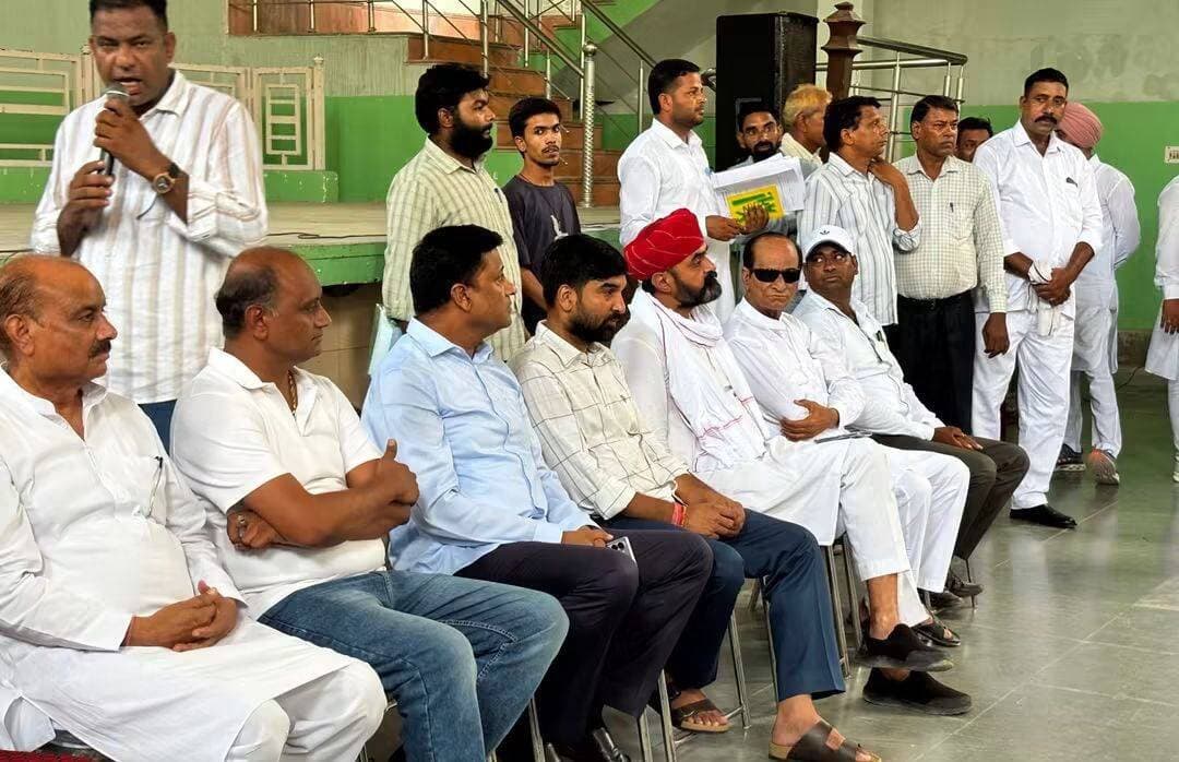 आज संगरिया एवं टिब्बी में आगामी नगर निकाय चुनाव को लेकर कांग्रेस पार्टी की महत्वपूर्ण एवं उत्साहपूर्ण बैठकें आयोजित की गईं।
संगरिया की आवाज़।
बैठकों में वार्डवार कांग्रेस पार्टी के टिकट के इच्छुक दावेदारों से आवेदन प्राप्त किए गए तथा आगामी चुनाव की तैयारियों, संगठनात्मक रणनीति और बूथ स्तर तक संगठन को मजबूत करने को लेकर विस्तृत विचार-विमर्श किया गया।
इस दौरान जिला अध्यक्ष श्री मनीष मक्कासर, विधायक श्री अभिमन्यु पूनिया, नगर निकाय चुनाव प्रभारी श्री प्रवीण जैन जी, ब्लॉक कांग्रेस अध्यक्ष संगरिया श्री सुधीर गोदारा जी, ब्लॉक कांग्रेस अध्यक्ष टिब्बी श्री हरनेक सिंह जी एवं नगर कांग्रेस अध्यक्ष संगरिया श्री संजीव सोनी जी सहित वरिष्ठ कांग्रेसजन, पदाधिकारी एवं बड़ी संख्या में कार्यकर्ता उपस्थित रहे।
बैठक में कांग्रेसजनों के उत्साह और एकजुटता ने आगामी नगर निकाय चुनाव को लेकर पार्टी की मजबूत तैयारियों का संदेश दिया। सभी कार्यकर्ताओं से आपसी समन्वय, अनुशासन और एकजुटता के साथ जन-जन तक कांग्रेस की विचारधारा एवं जनहित की नीतियों को पहुंचाने का आह्वान किया गया।
एकजुट संगठन, मजबूत संकल्प और जनसेवा की भावना के साथ आगामी नगर निकाय चुनाव में कांग्रेस की विजय सुनिश्चित करने का संकल्प लिया गया।
संगरिया की आवाज़
#कांग्रेस #नगरनिकायचुनाव #संगरिया #टिब्बी #जनसेवा #एकजुटकांग्रेस #Congress