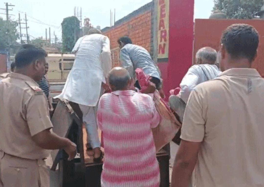 भिवानी के स्कूल में टीचर ने किया सु**साइड
भिवानी के पतराम गेट स्थित श्रीमती फूलां देवी कन्या वरिष्ठ माध्यमिक विद्यालय में एक टीचर ने आत्महत्या कर ली। पुलिस के अनुसार पहले टीचर ने जहरीला पदार्थ खाया है और फिर स्कूल के कमरे में ही फांसी का फंदा लगाकर सुसाइड कर लिया।
मृतक की पहचान भिवानी के न्यू भारत नगर निवासी करीब 35 वर्षीय सावंत के रूप में हुई है। जो एक बच्चे का पिता था, करीब 6 महीने पहले ही बच्चे को घर में जन्म लिया था। मामले की सूचना मिलते ही दिनोद गेट पुलिस चौकी की टीम मौके पर पहुंची और जांच में जुट गई। पुलिस ने शव को फंदे से उतारा और कागजी कार्रवाई में जुट गई।