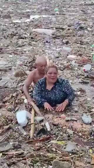 आपदा में अवसर का खेल नेपाल में बाढ प्रभावित क्षेत्रों में चल रहा है...
लोग जान जोखिम में डाल कर नदी में उतर कर बह कर आए सामान सिलेंडर आदि लूट रहे हैं