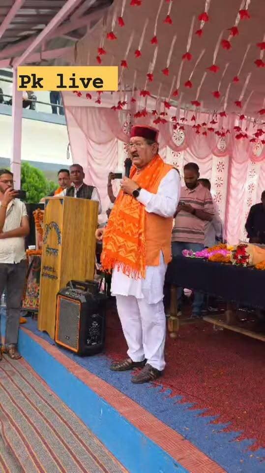 कैबिनेट मंत्री भरत सिंह चौधरी ने कहा, फूल माला पहनने का हक मुझे है तो जूते खाने का हक भी मुझे ही है। अगर मैं गलत करूं तो मुझे जरूर जूते मारे जाएं।।
रूद्रप्रयाग जिले के सौंराखाल में आयोजित एक कार्यक्रम में भावुक हुए भरत सिंह चौधरी!!