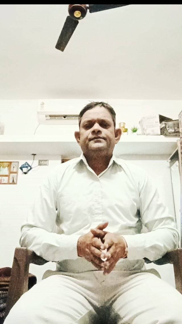 राजस्थान सरकार से समाज सेवी दिनेश आहारी ने शिक्षा कर्मी परियोजना अंतर्गत लगे तमाम शिक्षाकर्मी अध्यापकों को रेगुलर करने की मांग की। 30 से 35 वर्ष से अपनी सेवाएं दे रहे हैं अल्प वेतन पर, जहां सड़क नहीं पहुंची वहां पर उन शिक्षाकर्मी अध्यापकों ने शिक्षा पहुंचाने का काम 1984से 87 के दौर में कई सारे शिक्षा कर्मियों ने अपनी सेवाएं देते देते जिंदगी निकाल दी,केई गुजर गए, सरकारो ने उन्हें रेगुलर नहीं किया,आज भी कई सारे लोग रिटायरमेंट हो रहे हैं एक कौड़ी भी हाथ में लिए बिना घर जा रहे हैं दो-दो रोटी के मोहताज हैं, कई सारे तो आत्महत्या कर रहे हैं ऐसी स्थिति में समाजसेवी अहारी ने सरकार से निवेदन किया अनुनय विनय किया है कि उन्हें तत्काल परमानेंट किया जाए, रेगुलर किया जाए धन्यवाद।। अगर ऐसा होता है तो बीजेपी सरकार का एहसान यह अध्यापक यह शिक्षाकर्मी परियोजना अंतर्गत लगे कार्मिक कभी नहीं भूलेंगे उनके परिवार नहीं भूलेंगे।। अब तो रहम करो उन पर जिंदगी गुजर गई क