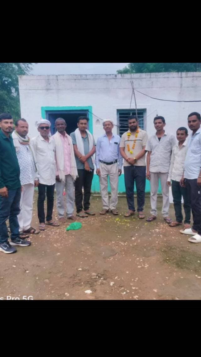 सामाजिक न्याय मंच एवं अधिकारिकता प्रकोष्ठ के नवनियुक्त जिला अध्यक्ष श्री हितेश सिंघाड़ा का आज दिनांक 16 अगस्त 2026 को ग्राम वासियों ने युवा साथियों ने उनके निवास पर जाकर के उनका स्वागत अभिनंदनकिया।। साथियों क्षेत्र में काफी चर्चा का विषय यह है की पहली बार कांग्रेस ने 84 विधानसभा में किसी धरातल से जुड़े हुए कार्य करता उसको, झोपड़ी का लाल कहा जा सकता है, ऐसे युवा पर विश्वास करते हुए इतनी बड़ी उन्हें जिम्मेदारी दी गई है कांग्रेस के द्वारा तो शायद अब कांग्रेस धरातल को मजबूत करने के लिए धरातलीय कार्यकर्ताओं को जिम्मेदारी देकर के ही कांग्रेस को मजबूत किया जा सकता है इस बात को समझ चुकी है।।
इस युवा के काम करते-करते लंबा समय गुजर गया था किसी ने कहीं पर भी कोई जगह नहीं दी हम धन्यवाद देना चाहेंगे सागवाड़ा जनरल नेता वागड़ के नेता दिनेश जी खोडनिय साहब का, क्योंकि उन्होंने धरातल पर काम करने वाले गरीब आदिवासी युवाओं को हमेशा राजनीतिक क्षेत्र में आगे �