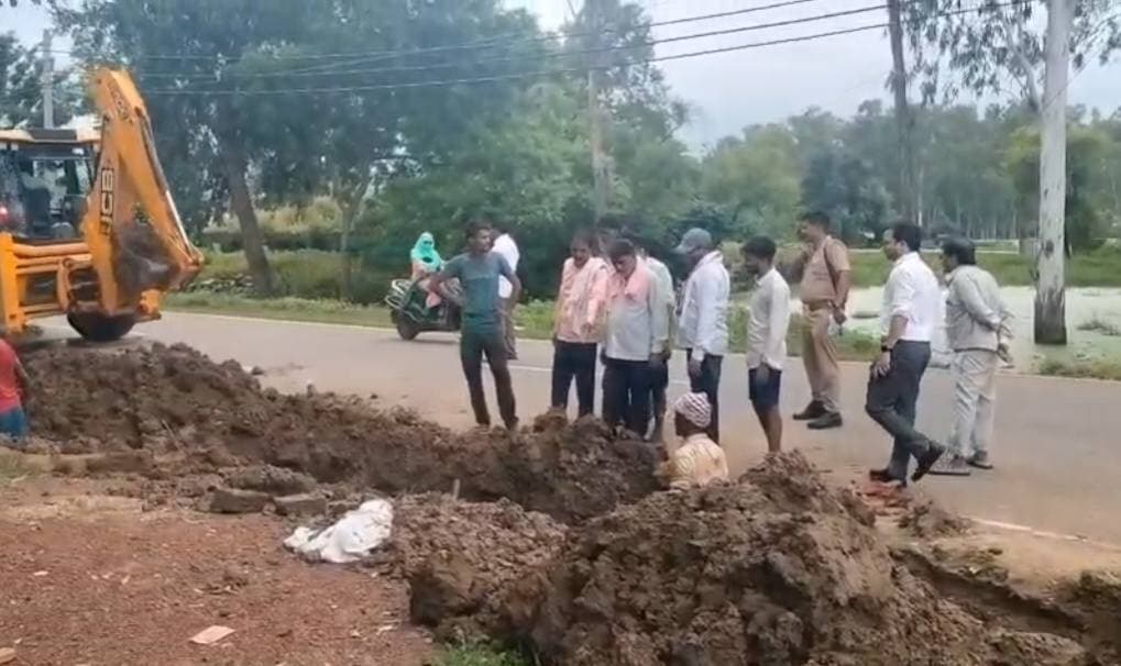 अदाणी पावर प्लांट में फिर हादसा, श्रमिक के ऊपर गिरा भारी बिजली पोल
निर्माणाधीन अदाणी पावर प्लांट में श्रमिक सुरक्षा व्यवस्था पर उठे सवाल, हाइड्रा से खड़ा किया जा रहा भारी पोल गिरने से ओबरा निवासी युवक गंभीर रूप से घायल
निर्माणाधीन अदाणी पावर प्लांट में बुधवार को एक बार फिर बड़ा हादसा हो गया। हाइड्रा की मदद से खड़ा किया जा रहा भारी बिजली पोल अचानक श्रमिक के ऊपर जा गिरा। हादसे में ओबरा निवासी एक युवक गंभीर रूप से घायल हो गया। घटना के बाद मौके पर अफरा-तफरी मच गई।
बताया जा रहा है कि निर्माण कार्य के दौरान भारी बिजली पोल को हाइड्रा के जरिए खड़ा किया जा रहा था। इसी दौरान पोल अचानक असंतुलित होकर नीचे गिर गया और उसकी चपेट में श्रमिक आ गया। गंभीर हालत में घायल युवक को उपचार के लिए मिर्जापुर अस्पताल ले जाने की बात सामने आ रही है।
हादसे के बाद निर्माण स्थल पर श्रमिकों की सुरक्षा को लेकर गंभीर सवाल खड़े हो गए हैं। आखिर भारी पोल खड़ा करने के दौरान सुरक्षा के निर्धारित मानकों का कितना पालन किया जा रहा था और मौके पर आवश्यक सुरक्षा इंतजाम मौजूद थे या नहीं, यह जांच का विषय है।
घटना की जांच के बाद ही हादसे की वास्तविक वजह और जिम्मेदारी स्पष्ट हो सकेगी। निर्माणाधीन प्लांट में लगातार सामने आ रहे हादसों के बीच श्रमिकों की सुरक्षा व्यवस्था को लेकर जिम्मेदार अधिकारियों से भी सवाल उठने लगे हैं।
#Mirzapur #AdaniPowerPlant #अदाणीपावरप्लांट #हादसा #श्रमिकसुरक्षा #MirzapurNews #TodayMirzapur