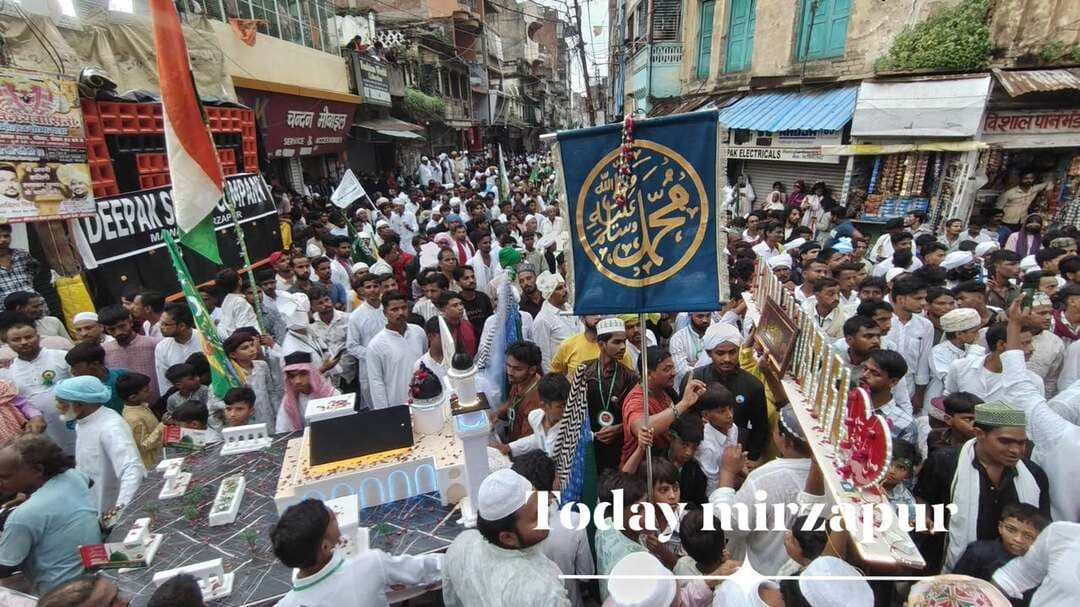 बारावफात का जुलूस अकीदत और एहतराम के साथ निकाला गया
मीरजापुर। बुधवार, 26 अगस्त 2026 को इमामबाड़ा से बारावफात का जुलूस सोनावर खान की सदारत में अकीदत और एहतराम के साथ निकाला गया। जुलूस में बड़ी संख्या में अकीदतमंद शामिल हुए। लोग नारे लगाते हुए और नातिया कलाम पढ़ते हुए आगे बढ़े।
इमामबाड़ा से सोनावर खान अलम लेकर जुलूस की अगुवाई करते हुए आगे-आगे चले। जुलूस इमामबाड़ा से निकलकर बल्ली का अड्डा, नारघाट, टेढ़ी नीम, त्रिमोहानी, घंटाघर, पक्की सराय, पेहटी चौराहा, तुलसी चौक, गुड़हट्टी चौराहा, मुकेरी बाजार, लालडिग्गी और चेतगंज होते हुए पुनः इमामबाड़ा पहुंचा, जहां जुलूस सकुशल संपन्न हुआ।
जुलूस में चुनमुन शुक्ला, परवेज खान, नजम अली, अशफाक अहमद, नेमत खान, मिन्हाज अहमद, शराफत अली फारूकी, जफर इकबाल सहित बड़ी संख्या में बच्चे, बुजुर्ग, नौजवान और महिलाएं शामिल रहीं।
सुरक्षा व्यवस्था को लेकर कटरा कोतवाली और शहर कोतवाली प्रभारी पुलिस बल के साथ मौजूद रहे। पुलिस की मौजूदगी और कड़ी निगरानी के बीच जुलूस शांतिपूर्ण ढंग से संपन्न हुआ। इस दौरान पुलिसकर्मियों ने अपनी जिम्मेदारियों का बखूबी निर्वहन किया।
#Mirzapur #Barawafat #बारावफात #मीरजापुर #जुलूस #अकीदत #एहतराम #TodayMirzapur