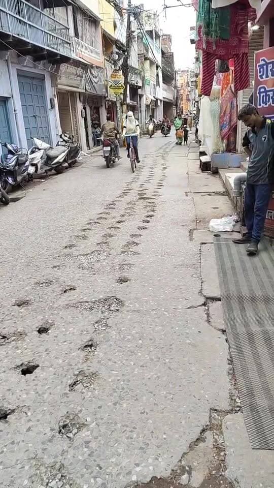 जल निगम के द्वारा पक्का घाट के पुरानी बाज़ाजी रोड़ की धसी सड़क
अमृत योजना के होने के पहले ही जगह जगह हुआ होल,,,,,