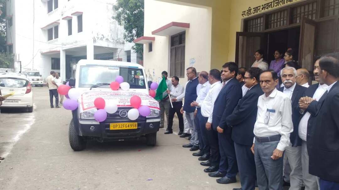 #राष्ट्रीय लोक अदालत के प्रचार के लिए वाहन रवाना, 12 सितंबर को होगा आयोजन
#बलिया। उत्तर प्रदेश राज्य विधिक सेवा प्राधिकरण, लखनऊ के निर्देश पर जिला विधिक सेवा प्राधिकरण, बलिया के तत्वावधान में आगामी राष्ट्रीय लोक अदालत का आयोजन 12 सितंबर 2026, शनिवार को किया जाएगा। लोक अदालत के व्यापक प्रचार-प्रसार और अधिक से अधिक लोगों की भागीदारी सुनिश्चित करने के उद्देश्य से सोमवार को दीवानी न्यायालय परिसर से प्रचार वाहन रवाना किया गया।
जनपद न्यायाधीश एवं अध्यक्ष, जिला विधिक सेवा प्राधिकरण बलिया अनिल कुमार झा ने प्रचार वाहन को हरी झंडी दिखाकर रवाना किया। इस दौरान प्रधान न्यायाधीश, परिवार न्यायालय अश्वनी कुमार दुबे, पीठासीन अधिकारी मोटर दुर्घटना दावा अधिकरण संजीव कुमार तिवारी, अपर जनपद न्यायाधीश कोर्ट संख्या-01 पुनीत कुमार गुप्ता तथा अपर जनपद न्यायाधीश एवं नोडल अधिकारी लोक अदालत प्रथमकान्त मौजूद रहे। कार्यक्रम का संचालन जिला विधिक सेवा प्राधिकरण के सचिव (पूर्णकालिक) चन्द्र प्रकाश तिवारी ने किया।
#सभी तहसीलों में पहुंचेगा प्रचार वाहन
प्रचार वाहन दीवानी न्यायालय परिसर से रवाना होकर जनपद की सभी तहसीलों का भ्रमण करेगा। इस दौरान आम लोगों को राष्ट्रीय लोक अदालत के महत्व, उपयोगिता और यहां मिलने वाले त्वरित एवं सुलभ न्याय के बारे में जानकारी दी जाएगी।
अधिकारियों ने बताया कि राष्ट्रीय लोक अदालत में ऐसे मामलों का प्रभावी समाधान कराया जा सकता है, जो जुर्माने से दंडनीय अपराध, पारिवारिक विवाद, भूमि संबंधी विवाद, बिजली एवं टेलीफोन बिल, टैक्स, चेक बाउंस तथा सुलह योग्य फौजदारी मामलों सहित अन्य उपयुक्त मामलों से संबंधित हों।
#कम खर्च में मिलेगा प्रभावी समाधान
#राष्ट्रीय लोक अदालत की खासियत बताते हुए लोगों को जागरूक किया जा रहा है कि यहां मामलों का निस्तारण आपसी सुलह और समझौते के आधार पर किया जाता है। इससे पक्षकारों का समय और खर्च दोनों बचता है। लोक अदालत में निस्तारित मामलों में सामान्यतः अपील का प्रावधान नहीं होता तथा इसका निर्णय न्यायालय के निर्णय की तरह प्रभावी होता है।
जिला विधिक सेवा प्राधिकरण ने जनपदवासियों से अपील की है कि वे अपने लंबित या सुलह योग्य मामलों को राष्ट्रीय लोक अदालत में लगाकर सस्ता, सुलभ और त्वरित न्याय प्राप्त करें।
#न्यायिक अधिकारी और अधिवक्ता रहे मौजूद
प्रचार वाहन रवाना किए जाने के कार्यक्रम में अपर जनपद न्यायाधीश प्रमोद कुमार गंगवार, सैफ अहमद, राम कृपाल, हरीश कुमार और कमलापति, मुख्य न्यायिक मजिस्ट्रेट शैलेंद्र पांडे, समस्त सिविल जज एवं न्यायिक मजिस्ट्रेट, क्रिमिनल एवं सिविल बार के अध्यक्ष, अधिवक्तागण, न्यायालय कर्मचारी, सुरक्षा कर्मी, पैरा लीगल वॉलिंटियर्स तथा अन्य अधिकारी एवं कर्मचारी उपस्थित रहे। जिला विधिक सेवा प्राधिकरण की ओर से जनपद के लोगों से कहा गया है कि वे अपने मामलों के त्वरित निस्तारण के लिए सचिव, जिला विधिक सेवा प्राधिकरण, दीवानी न्यायालय परिसर, बलिया से संपर्क कर सकते हैं।