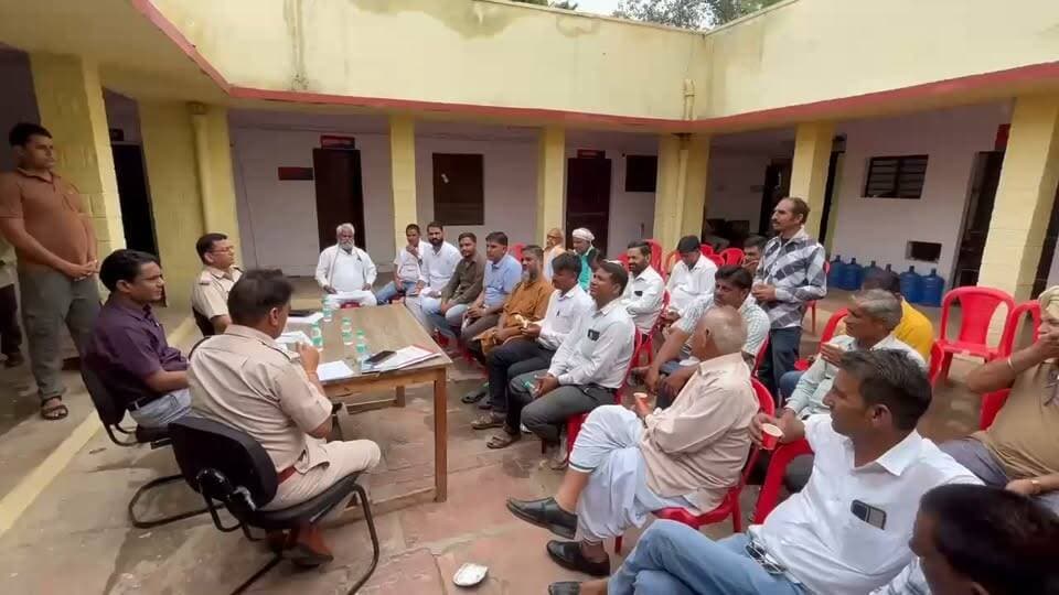 #भरतपुर। आगामी नगर पालिका चुनावों को निष्पक्ष, शांतिपूर्ण और भयमुक्त माहौल में संपन्न कराने के उद्देश्य से उच्चैन पुलिस थाना परिसर में उपखंड मजिस्ट्रेट सुरेश हरसोलिया की अध्यक्षता में शांति समिति की बैठक आयोजित की गई। बैठक में ब्लॉक के संवेदनशील व अति-संवेदनशील मतदान केंद्रों की समीक्षा की गई और वहां नियमित गश्त, अतिरिक्त पुलिस बल, माइक्रो-ऑब्जर्वर और वेबकास्टिंग जैसी सुरक्षा व्यवस्थाएं सुनिश्चित करने के निर्देश दिए गए। अधिकारियों को आदर्श आचार संहिता का कड़ाई से पालन कराने, अफवाह फैलाने वालों और सोशल मीडिया पर भ्रामक सामग्री की निगरानी करने के साथ-साथ शराब, नकदी व मुफ्त उपहारों के अवैध वितरण पर सख्त नाकाबंदी के जरिए रोक लगाने के निर्देश दिए गए हैं। इसके अलावा शत-प्रतिशत मतदान के लिए जन-जागरूकता अभियान चलाने पर भी जोर दिया गया। उपखंड मजिस्ट्रेट ने चेतावनी दी है कि आचार संहिता का उल्लंघन या शांति व्यवस्था भंग करने वालों के खिलाफ बिना किसी भेदभाव के कड़ी कानूनी कार्रवाई की जाएगी। बैठक में अतिरिक्त पुलिस अधीक्षक, उप पुलिस अधीक्षक और शांति समिति के सदस्य मौजूद रहे।