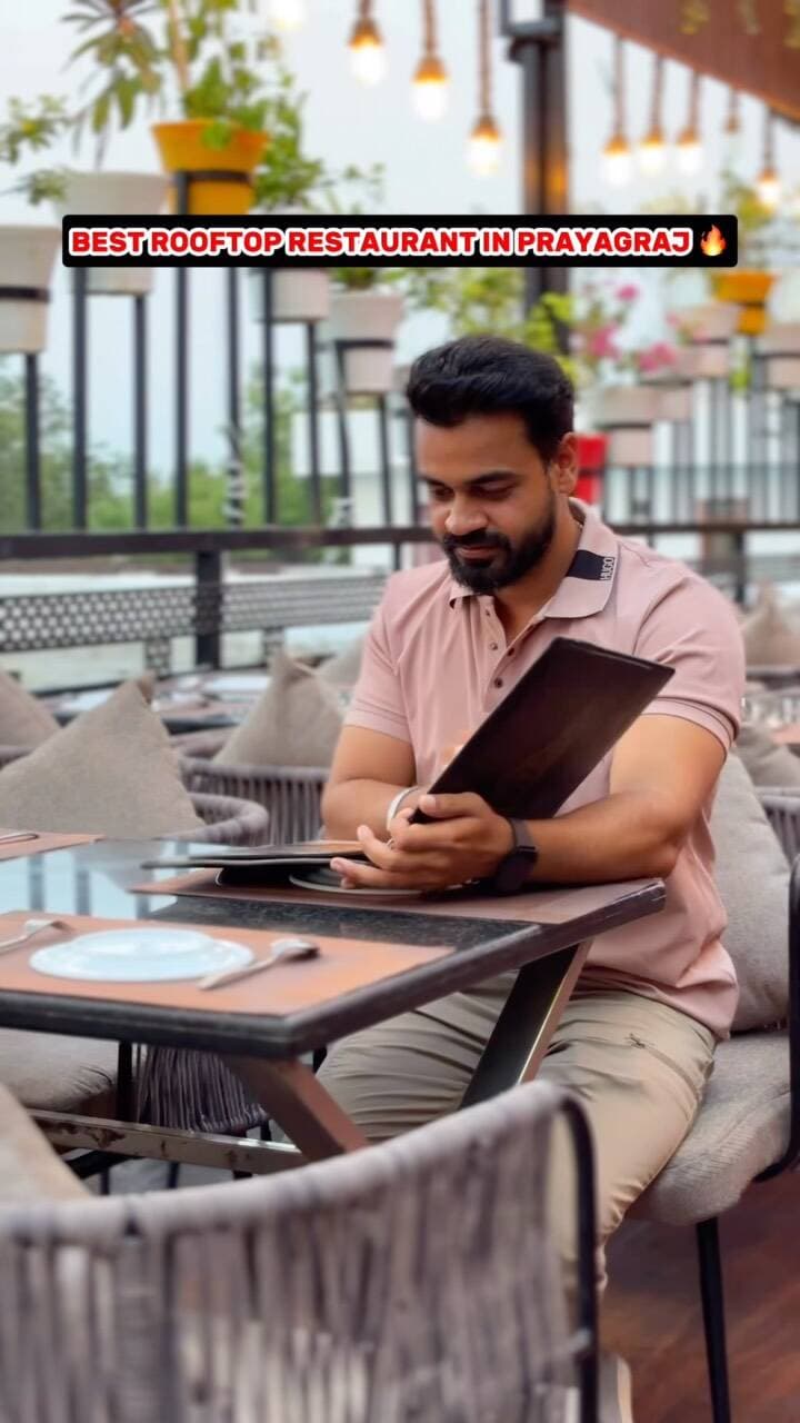 Prayagraj ka ek aisa rooftop spot jahan vibe, ambience aur food — teeno hain ekdum next level! ✨🍽️
Friends ya family ke saath next get-together ka plan ho to Hill N High zarur try karein. 😍
🎓 Students & Kitty Party par 10% OFF!
📍 St. Joseph’s College Gate No. 1, Shakuntala Hospital ke bagal mein, Prayagraj.
#prayagraj #rooftoprestaurant #indiancuisine #bestoffer #explorepage