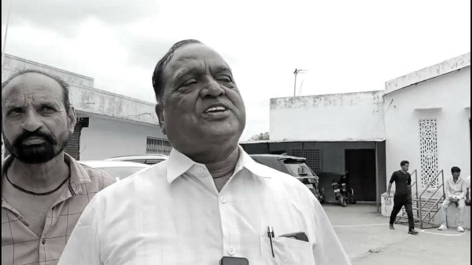 राजसमंद शहरी सरकार बनाने के लिए मैदान में भाजपा- कांग्रेस, जनता किसे चुनेगी ? #Rajsamandnews
नगरपरिषद राजसमंद के चुनाव को लेकर भाजपा व कांग्रेस द्वारा वार्ड 1 से 45 तक पार्षद का चुनाव लड़ने वाले दावेदारों के आवेदन जमा करने के साथ पैनल को अंतिम रूप देने की कार्रवाई चल रही है। इस बीच भाजपा व कांग्रेस के नेता अभी से अपनी अपनी जीत के दावे करने लगे हैं। अब सवाल यही है कि क्या कांग्रेस अपना बोर्ड राजसमंद में बरकरार रख पाएगी या भाजपा शहरी सत्ता की कमान छीन लेगी। दोनों ही राजनीतिक दलों के चुनावी घोषणा पत्र भी इन दिनों सोशल मीडिया की सुर्खियां बने हुए हैं। सोशल मीडिया के माध्यम से ही हर गली- मोहल्ले से लेकर शहर के प्रमुख चौराहों तक चर्चा चुनाव की ही चल रही है और नेता व राजनेताओं से सवाल भी कर रहे हैं।
Nagar Parishad Rajsamand
Rajsamand city
Rajsamand chunav
नगर निकाय चुनाव 2026 राजसमंद