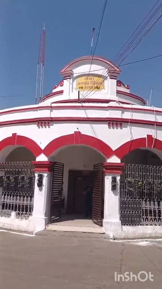 गया नगर निगम के शौचालय शुल्क वसूली में लापरवाही पर सिंधु मिश्रा से जवाब-तलब, पांच साल से निगम का पैसा जमा नहीं, नगर आयुक्त ने मांगा स्पष्टीकरण
गया। नगर निगम की आय बढ़ाने को लेकर नगर आयुक्त डॉ. गगन कुमार ने अब राजस्व वसूली में लापरवाही बरतने वाले कर्मियों पर शिकंजा कसना शुरू कर दिया है। बुधवार को अपने कार्यालय कक्ष में हुई राजस्व समीक्षा बैठक में शौचालय शुल्क और विभागीय स्रोतों से प्राप्त राशि की वसूली की स्थिति की समीक्षा की गई। इसी दौरान करीब पांच वर्षों से शौचालय शुल्क की राशि निगम में जमा नहीं होने का मामला सामने आया, जिस पर संबंधित कर्मी सिंधु मिश्रा से स्पष्टीकरण मांगते हुए बकाया राशि की वसूली का निर्देश दिया गया।
बैठक में सामने आया कि वर्ष 2021 में सिंधु मिश्रा को दो डीलक्स शौचालयों से शौचालय शुल्क की वसूली करने का आदेश दिया गया था। इसके बावजूद अब तक संबंधित राशि नगर निगम कार्यालय में जमा नहीं कराई गई है। लंबे समय तक निगम की राशि जमा नहीं होने को नगर आयुक्त ने गंभीरता से लिया और मामले में जवाब-तलब करते हुए बकाया राशि की वसूली सुनिश्चित करने को कहा।
नगर निगम की राजस्व व्यवस्था में इस तरह की लापरवाही को लेकर अब सवाल उठने लगे हैं कि जब वर्ष 2021 में शुल्क वसूली की जिम्मेदारी तय कर दी गई थी, तो इतने लंबे समय तक राशि की वसूली और जमा की प्रक्रिया की निगरानी क्यों नहीं हुई। पांच साल तक निगम की राशि लंबित रहना राजस्व व्यवस्था की निगरानी पर भी सवाल खड़ा करता है।
नगर आयुक्त डॉ. गगन कुमार ने स्पष्ट किया कि नगर निगम की आय बढ़ाना प्राथमिकता है। निगम के विभिन्न स्रोतों से होने वाली आय और लंबित राजस्व की वसूली में किसी भी स्तर पर लापरवाही बर्दाश्त नहीं की जाएगी। उन्होंने अधिकारियों को लंबित मामलों की समीक्षा कर शीघ्र कार्रवाई करने का निर्देश दिया।
पांच साल पुराने मामले में अब खुली फाइल
वर्ष 2021 में दो डीलक्स शौचालयों से शुल्क वसूली की जिम्मेदारी दिए जाने के बावजूद राशि जमा नहीं होने का मामला अब राजस्व समीक्षा में सामने आया है। ऐसे में सबसे बड़ा सवाल यही है कि पांच साल तक निगम की बकाया राशि पर कार्रवाई क्यों नहीं हुई? नगर आयुक्त द्वारा अब मामले में स्पष्टीकरण मांगने और बकाया राशि की वसूली का निर्देश दिए जाने से संबंधित कर्मी की कार्यप्रणाली पर भी सवाल खड़े हो गए हैं। नगर निगम प्रशासन का रुख साफ है कि निगम की एक-एक रुपये की आय का हिसाब लिया जाएगा और लंबित राजस्व की वसूली में लापरवाही करने वालों से जवाब मांगा जाएगा।
#गयाजी
#गया_हो
#GayaPolice
#लेटेस्ट
#LatestNews
#gayastation