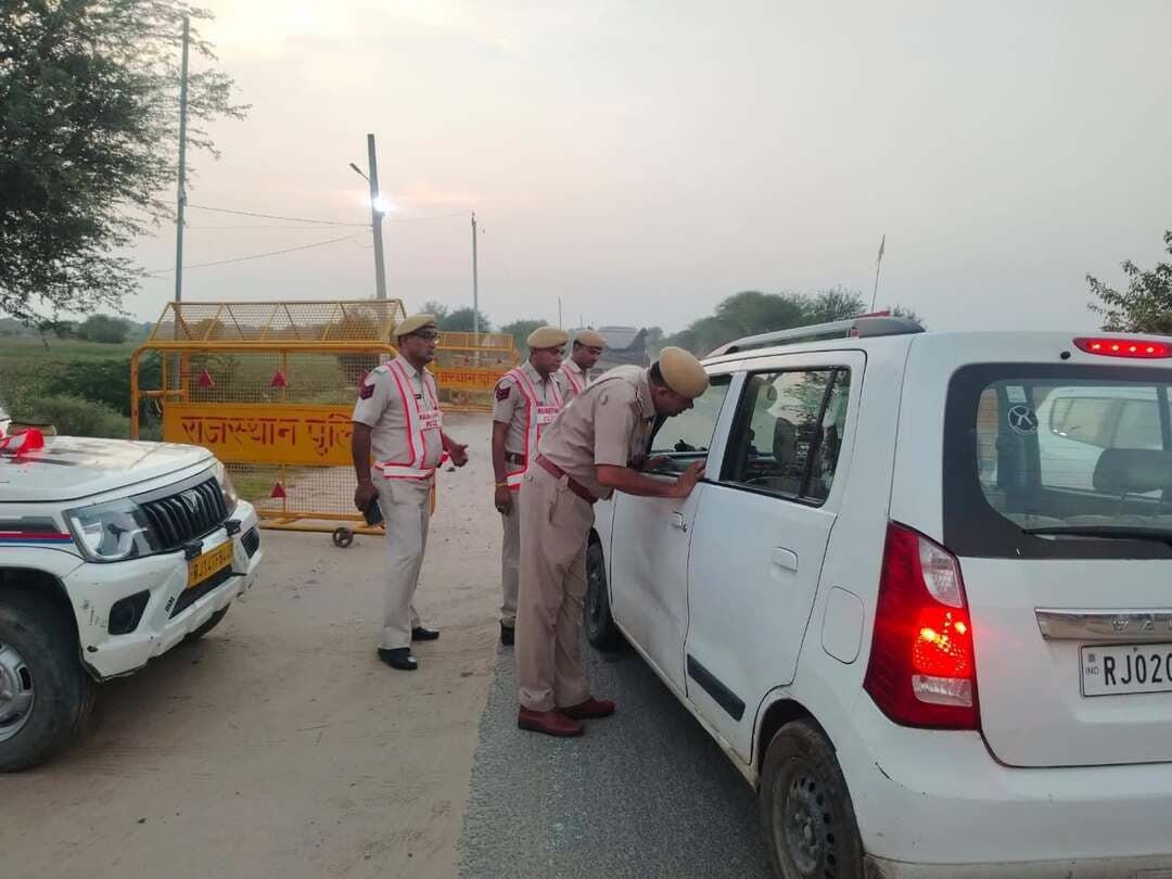 निकाय चुनाव से पहले पुलिस की बड़ी कार्रवाई
- राज्य में 929 स्थानों पर 4 घंटे हुई विशेष नाकाबंदी
50 हजार वाहनों की तलाशी और एमवी एक्ट में 9421 पर कार्रवाई
राजसमंद सहित प्रदेशभर में पुलिस महानिदेशक राजीव कुमार शर्मा के निर्देशन में 23 अगस्त प्रदेश में 4 घंटे 929 स्थानों पर विशेष नाकाबंदी की गई। अतिरिक्त महानिदेशक (कानून एवं व्यवस्था) वीके सिंह ने बताया कि नाकाबंदी में वाहन चालकों के ड्राइविंग लाइसेंस, वाहन दस्तावेज और नंबर प्लेट की जांच की गई। 27 हजार 397 दोपहिया और 23 हजार 265 चौपहिया (कुल 50 हजार 662) वाहनों की जांच की। इस दौरान यातायात नियम तोड़ने वालों पर तत्काल कार्रवाई हुई। इनमें 2,685 बिना हेलमेट, 987 बिना सीट बेल्ट और 345 शराब पीकर वाहन चलाने वालों के खिलाफ कड़ी कार्रवाई हुई। निर्धारित पैटर्न से अलग, अस्पष्ट या बिना नंबर प्लेट वाले 779 वाहनों, और काली फिल्म वाले 741 वाहनों और वाहन चलाते समय मोबाइल फोन पर बात करने वाले 171 चालकों पर भी पुलिस ने शिकंजा कसा। साथ ही विभिन्न मामालो में 286 लोगों को गिरफ़तार भी किया है।
#RajasthanPolice
#RajasthanNews
Rajsamand news
Jaipur news