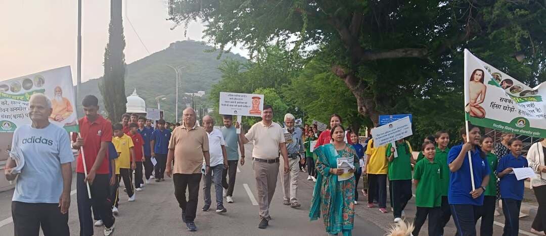 -उदयपुरवासियों को शाकाहार और ध्यान के प्रति किया जागरूक
-फतहसागर की पाल पर निकली शाकाहार जागरूकता रैली
@followers @top fans News 24 Udaipur
#udaipur #viral #viralpost #nonflowers #vegetarian
उदयपुर। पिरामिड स्प्रिचुअल सोसाइटी, उदयपुर की ओर से स्वास्थ्य, शाकाहार एवं आध्यात्मिक चेतना को लेकर फतहसागर झील की पाल पर जागरूकता रैली निकाली गई। आशीष सिंहल ने बतलाया कि इस रैली में बड़ी संख्या में लोगों ने भाग लेकर स्वस्थ जीवनशैली, शाकाहार और ध्यान को अपनाने का संकल्प लिया।
रैली का नेतृत्व समग्रम संस्थापक डॉ. निहाल चंद जैन ने किया। उन्होंने कहा कि स्वस्थ शरीर और शांत मन के लिए शाकाहार एवं ध्यान को जीवनशैली का हिस्सा बनाना आवश्यक है। उन्होंने विद्यार्थियों सहित सभी प्रतिभागियों से शाकाहार, स्वस्थ जीवन और आध्यात्मिक चेतना के संदेश को जन-जन तक पहुंचाने का आह्वान किया। उन्होंने बताया कि पूरे राजस्थान में इस तरह का यह जागरूकता कार्यक्रम सबसे पहले उदयपुर में आयोजित किया गया है। आगामी 11 नवंबर के दिन पूरे राजस्थान में शाकाहार विशेष कार्यक्रम किये जाएंगे
आध्यात्मिक वक्ता आशीष सिंहल ने कहा कि शाकाहार केवल भोजन की पद्धति नहीं, बल्कि स्वास्थ्य, करुणा और प्रकृति के प्रति संवेदनशील जीवनशैली है। कार्यक्रम की संयोजिका उर्मिला स्वरूपिया ने कहा कि नियमित ध्यान से मानसिक शांति, एकाग्रता और सकारात्मक सोच विकसित होती है। रैली को प्रेम सिंह सोलंकी और निर्मल चित्तौड़ा ने भी संबोधित किया। रैली के पश्चात डॉ. निहाल चंद जैन ने उपस्थित प्रतिभागियों को ध्यान का अभ्यास करवाया। विद्या भवन विद्यालय के विद्यार्थियों ने बड़ी संख्या में इस आयोजन में हिस्सा लिया।
आयोजकों ने बताया कि अभियान का उद्देश्य उदयपुरवासियों को स्वस्थ जीवन, शाकाहार, ध्यान एवं आध्यात्मिक चेतना के प्रति जागरूक करना तथा इन संदेशों को समाज के प्रत्येक वर्ग तक पहुंचाना है।