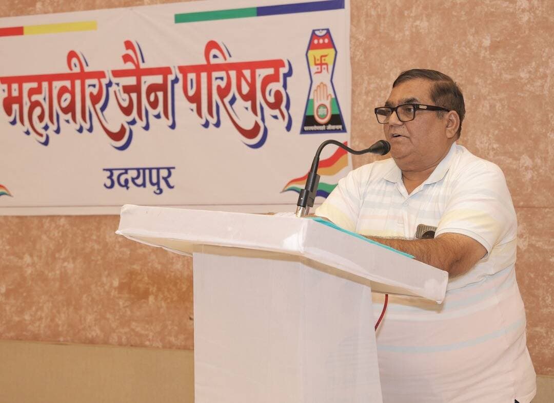 -महावीर जैन परिषद के नेतृत्व में भाजपा-कांग्रेस जिलाध्यक्ष व विधायकों को सौंपा ज्ञापन, प्रत्याशियों की सूची भी दी
- निकाय चुनाव में 25 वार्डों से जैन समाज के प्रत्याशियों को टिकट देने की मांग
@followers @top fans News 24 Udaipur
<nis:link nis:type=tag nis:id=udaipur nis:value=udaipur nis:enabled=true nis:link/> <nis:link nis:type=tag nis:id=viralpost nis:value=viralpost nis:enabled=true nis:link/> <nis:link nis:type=tag nis:id=nonflowers nis:value=nonflowers nis:enabled=true nis:link/> <nis:link nis:type=tag nis:id=nikaychunav nis:value=NikayChunav nis:enabled=true nis:link/> <nis:link nis:type=tag nis:id=election nis:value=election nis:enabled=true nis:link/>
उदयपुर, 26 अगस्त। सकल जैन समाज की प्रतिनिधि संस्था महावीर जैन परिषद के तत्वावधान में बुधवार को सकल जैन समाज की ओर से आगामी निकाय चुनाव को लेकर भारतीय जनता पार्टी एवं कांग्रेस के जिलाध्यक्षों तथा विधायकों को ज्ञापन सौंपा गया। इस दौरान दोनों दलों के समक्ष जैन समाज के संभावित प्रत्याशियों की सूची भी प्रस्तुत की गई। इस संबंध में उदयपुर शहर विधायक ताराचंद जैन, ग्रामीण विधायक फूलसिंह मीणा, भाजपा जिलाध्यक्ष गजपाल सिंह राठौड़ एवं कांग्रेस जिलाध्यक्ष फतह सिंह राठौड़ को ज्ञापन सौंपा गया। प्रतिनिधिमंडल में राजकुमार फत्तावत, नरेंद्र सिंघवी, श्याम नागौरी, शांतिलाल वेलावत, कुलदीप नाहर आदि मौजूद रहे।
सकल जैन समाज के अध्यक्ष राजकुमार फत्तावत ने बताया कि उदयपुर नगर निगम क्षेत्र में जैन समाज के करीब 70 हजार मतदाता हैं। समाज की संख्या एवं सामाजिक सहभागिता को देखते हुए भाजपा एवं कांग्रेस से 80 वार्डों में से कम से कम 25 वार्डों में जैन समाज के प्रतिनिधियों को पार्षद प्रत्याशी के रूप में टिकट देने की मांग की गई है। उन्होंने कहा कि जैन समाज सामाजिक, धार्मिक, राजनीतिक एवं जनसेवा के कार्यों में सदैव अग्रणी रहा है। इसी आधार पर दोनों प्रमुख राजनीतिक दलों से समाज को उचित राजनीतिक प्रतिनिधित्व देने का आग्रह किया गया है।