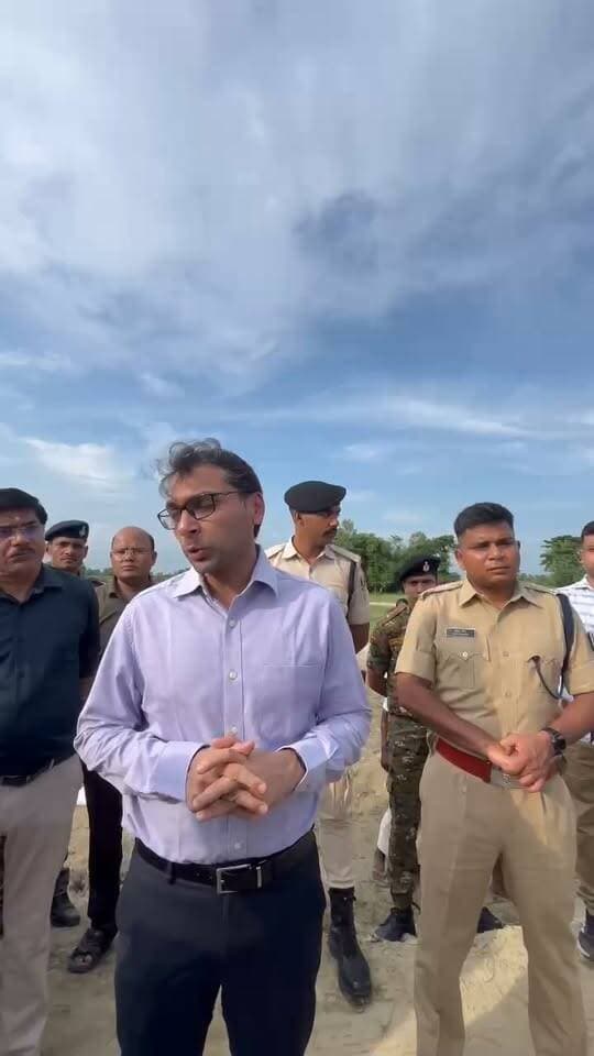 नेपाल में गंडक नदी के ऊपरी जलग्रहण क्षेत्र में फ्लैश फ्लड की स्थिति उत्पन्न होने तथा गंडक नदी में अचानक जलप्रवाह बढ़ने की संभावना को देखते हुए जिला पदाधिकारी श्री तनय सुल्तानिया प्रशासनिक तैयारीयों के बारे में मीडिया को संबोधित करते हुए।