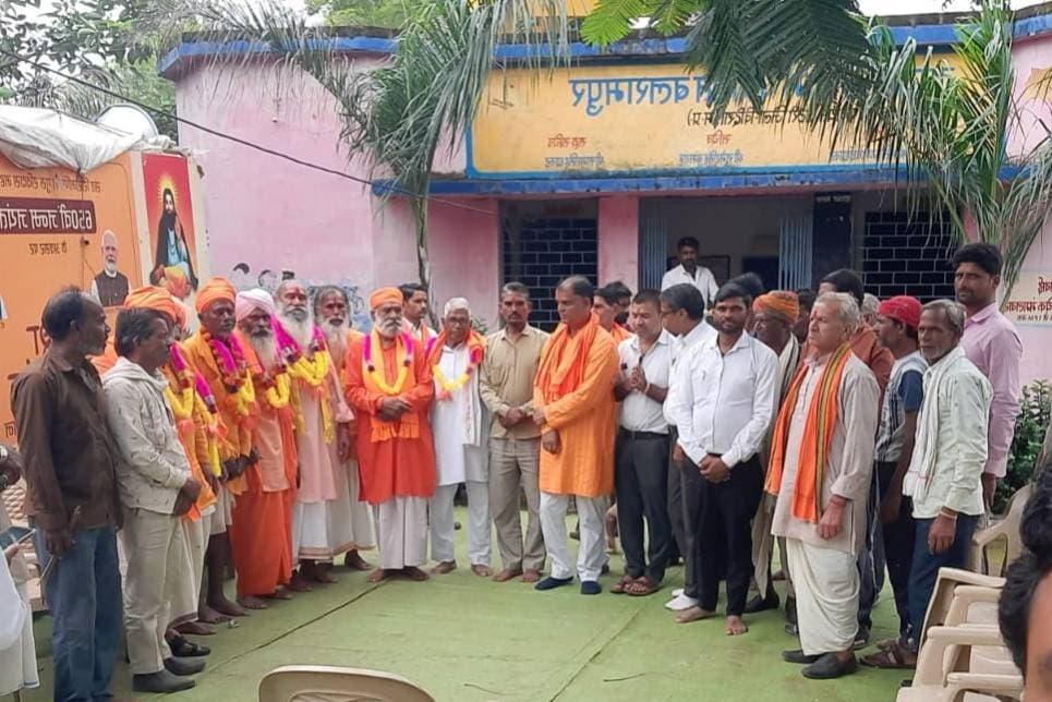 संत शिरोमणि श्री गुरु रविदास महाराज समरसता संकल्प अभियान जारी, अब तक 24 ग्रामों में पहुंचा कलश रथ
..
संत शिरोमणि श्री गुरु रविदास महाराज की 650वीं जयंती के उपलक्ष्य में जिले में समरसता संकल्प अभियान एवं कलश यात्रा का आयोजन निरंतर जारी है। अभियान के माध्यम से सामाजिक समरसता, आपसी भाईचारे और सद्भाव का संदेश गांव-गांव तक पहुंचाया जा रहा है। अभियान के तहत अब तक जिले के 24 ग्रामों में कलश रथ पहुंच चुका है।
इसी क्रम में बुधवार 26 अगस्त को सिरोंज विधानसभा क्षेत्र के लटेरी जनपद पंचायत अंतर्गत ग्राम बलरामपुर, मुरवास, मूडरा सागर और मदागन में आयोजित कार्यक्रमों में कलश रथ पहुंचा। इन ग्रामों में ग्रामीणों द्वारा श्रद्धा एवं उत्साह के साथ कलश रथ का स्वागत किया गया। कार्यक्रमों में संत शिरोमणि श्री गुरु रविदास महाराज के जीवन, उनके विचारों और सामाजिक समरसता के संदेश पर प्रकाश डाला गया।
कलश यात्रा के माध्यम से ग्रामीणों को सामाजिक एकता, समानता, भाईचारे और सद्भाव की भावना को मजबूत करने का संदेश दिया जा रहा है। विभिन्न ग्रामों में आयोजित कार्यक्रमों में बड़ी संख्या में ग्रामीणजन, महिलाएं, युवा एवं जनप्रतिनिधि सहभागिता कर रहे हैं। लटेरी जनपद पंचायत मुख्यालय में कार्यक्रम के उपरांत कलश रथ का रात्रि विश्राम होगा। इसके साथ ही अभियान की आगामी गतिविधियों को आगे बढ़ाया जाएगा। अभियान के माध्यम से संत रविदास महाराज के समरसता और समानता के विचारों को जन-जन तक पहुंचाने का प्रयास किया जा रहा है। जिले के विभिन्न ग्रामों में कलश रथ के पहुंचने से ग्रामीण क्षेत्रों में उत्साह और श्रद्धा का वातावरण बना हुआ है। अभियान के आगामी चरण में भी जिले के अन्य ग्रामों में कार्यक्रम आयोजित कर सामाजिक समरसता और सद्भाव का संदेश जन-जन तक पहुंचाया जाएगा। #Vidisha