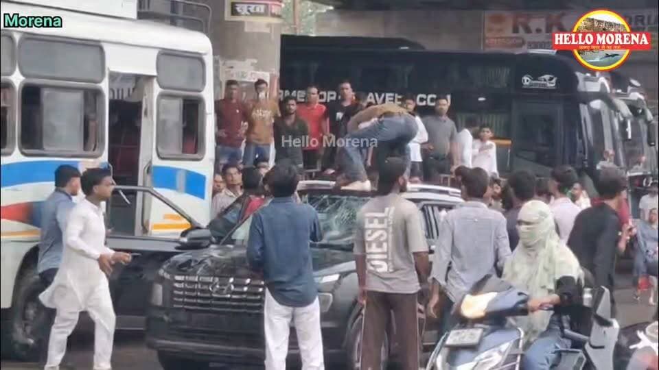 ईद मिलादुन्नबी के जुलूस से लौट रहे लोगों की बाइकों के बीच घुसी कार, दो घायल। गुस्साए युवकों ने दो जगह कार को तोड़ा👇
हादसा नेशनल हाइवे स्थित केएस चौराहा पर हुआ। यहां आक्रोशित युवकों ने कार के ऊपर चढ़कर उसे पत्थरों से तोड़ा। इसके बाद जब कार चालक उसे लेकर गणेशपुरा में कब्रस्तान चौराहा पर भाग आया तो यहां भी कुछ युवकों ने कार में तोड़फोड़ की। इस मामले में भाजपा अल्पसंख्यक मोर्चा के अध्यक्ष परवेज खान के बेटे का नाम प्रमुखता से सामने आया है। पुलिस ने फिलहाल दो लोगों को गिरफ्तार किया है।