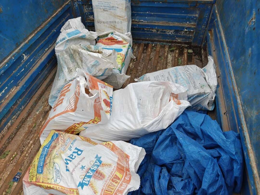 रक्षाबंधन से पहले खाद्य सुरक्षा विभाग की बड़ी कार्रवाई, 150 किलो दूषित मिठाई नष्ट; खोया और दूध के नमूने लिए
हरदोई। रक्षाबंधन त्योहार के दृष्टिगत जिले में मिलावटी एवं दूषित खाद्य पदार्थों के खिलाफ खाद्य सुरक्षा विभाग की कार्रवाई लगातार जारी है। आयुक्त, खाद्य सुरक्षा एवं औषधि प्रशासन, लखनऊ के निर्देश पर बुधवार को जिले के विभिन्न क्षेत्रों में छापेमारी और निरीक्षण अभियान चलाया गया।
सहायक आयुक्त खाद्य सुरक्षा कुमार गुंजन ने बताया कि मल्लावां स्थित अंशु डेयरी कारोबारी कप्तान के प्रतिष्ठान पर छापा मारकर खोये के दो नमूने संगृहीत किए गए। प्रतिष्ठान पर खाद्य सुरक्षा एवं मानक अधिनियम, 2006 के अंतर्गत शेड्यूल-4 के अनुपालन को लेकर नोटिस जारी किया जा रहा है।
वहीं हरपालपुर में सरदार नगर, शाहाबाद निवासी कारोबारी दिलीप कुमार द्वारा डाले से ले जाई जा रही करीब 150 किलोग्राम दूषित मिठाइयां बरामद की गईं। इनकी अनुमानित कीमत करीब 30 हजार रुपये बताई गई है। खाद्य सुरक्षा विभाग की टीम ने दूषित मिठाइयों को जब्त कर मौके पर ही तत्काल नष्ट करा दिया। इसके साथ ही मिल्क केक का एक नमूना भी संगृहीत किया गया।
इसी क्रम में अलाउद्दपुर, मल्लावां रोड, संडीला स्थित सिराजुल की खोया निर्माण इकाई का निरीक्षण किया गया। यहां से मिश्रित दूध का एक नमूना लेकर जांच के लिए भेजा गया है।
सहायक आयुक्त ने बताया कि मिलावटी खाद्य पदार्थों के परिवहन पर प्रभावी रोकथाम के लिए हाईवे और टोल नाकों पर भी सघन निगरानी की जा रही है। त्योहार के दौरान खाद्य पदार्थों की गुणवत्ता सुनिश्चित करने के लिए विभाग की कार्रवाई आगे भी निरंतर जारी रहेगी।
