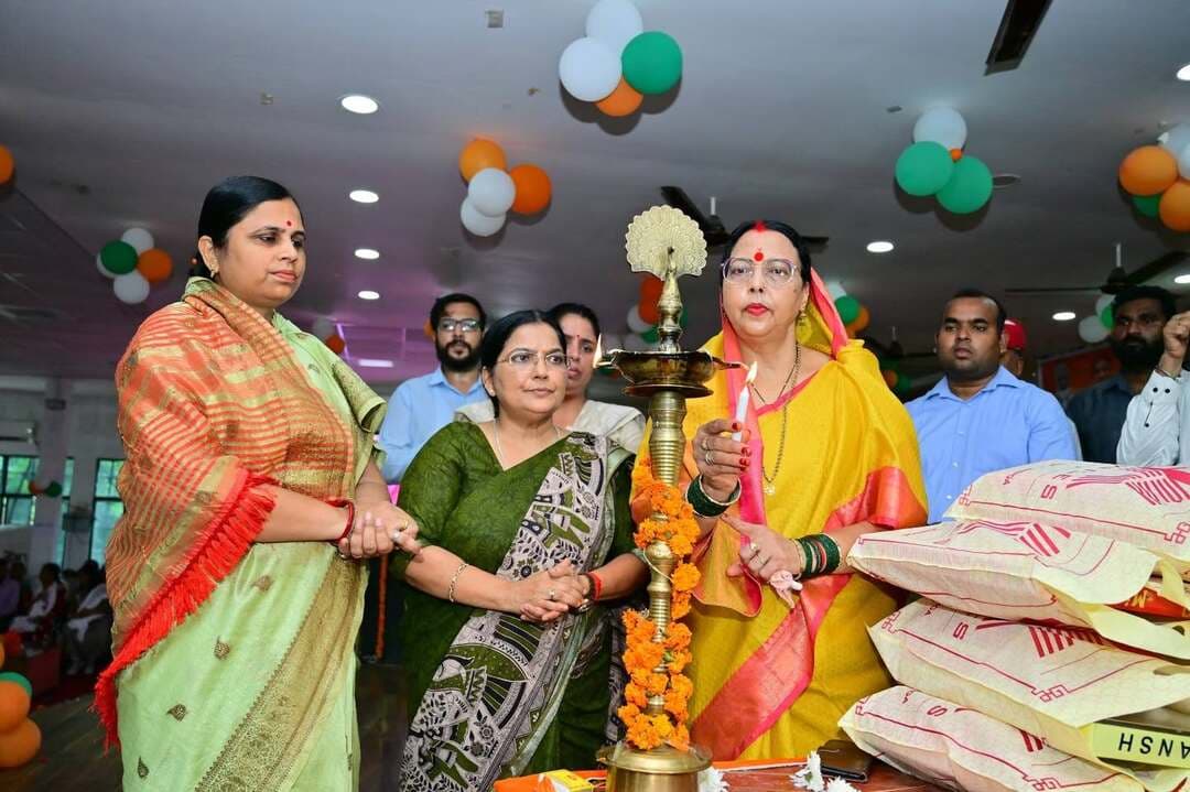लोकमाता अहिल्याबाई मातृशक्ति यात्रा योजना का शुभारंभ, गांधी भवन में हुआ सजीव प्रसारण
हरदोई, 26 अगस्त। मुख्यमंत्री योगी आदित्यनाथ द्वारा लखनऊ में ‘लोकमाता अहिल्याबाई मातृशक्ति यात्रा’ का शुभारंभ किए जाने के क्रम में बुधवार को हरदोई के गांधी भवन सभागार में उत्तर प्रदेश राज्य सड़क परिवहन निगम एवं जिला प्रशासन की ओर से कार्यक्रम आयोजित किया गया। कार्यक्रम में मुख्यमंत्री के संबोधन का सजीव प्रसारण किया गया।
कार्यक्रम की मुख्य अतिथि राज्य मंत्री उच्च शिक्षा विभाग उत्तर प्रदेश रजनी तिवारी तथा उपस्थित जनप्रतिनिधियों एवं अधिकारियों ने दीप प्रज्ज्वलित कर कार्यक्रम का शुभारंभ किया। इस अवसर पर माताओं और बहनों को उपहार भी प्रदान किए गए।
सजीव प्रसारण के दौरान मुख्यमंत्री योगी आदित्यनाथ ने बताया कि रक्षाबंधन के अवसर पर उत्तर प्रदेश राज्य सड़क परिवहन निगम एवं सिटी बस सेवा की बसों में सभी बहनों, बेटियों और माताओं को एक सहयात्री के साथ 27, 28 और 29 अगस्त 2026 तक तीन दिनों के लिए निःशुल्क यात्रा की सुविधा मिलेगी।
इसके साथ ही महिला स्वावलंबन और सशक्तीकरण को समर्पित ‘लोकमाता अहिल्याबाई मातृशक्ति यात्रा’ योजना की शुरुआत की गई है। योजना के तहत 60 वर्ष एवं उससे अधिक आयु की महिलाओं को उत्तर प्रदेश राज्य सड़क परिवहन निगम की बसों में निःशुल्क यात्रा की सुविधा उपलब्ध कराई जाएगी।
इस अवसर पर राज्य मंत्री उच्च शिक्षा विभाग रजनी तिवारी ने कहा कि मातृशक्ति का सम्मान और उनकी सुविधा सरकार की प्राथमिकता है। इसी उद्देश्य से इन योजनाओं का शुभारंभ किया गया है। उन्होंने उपस्थित महिलाओं को योजना की जानकारी देने के साथ सभी को बधाई एवं शुभकामनाएं दीं।
कार्यक्रम में बड़ी संख्या में माताओं और बहनों की उपस्थिति रही। इस दौरान जिला पंचायत अध्यक्ष प्रेमवती पी.के. वर्मा, अपर जिलाधिकारी वित्त एवं राजस्व दीपाली भार्गव, नगर मजिस्ट्रेट संजय कुमार, यूपीएसआरटीसी हरदोई क्षेत्र के आरएम, एसएम एवं एआरएम सहित अन्य अधिकारी मौजूद रहे।