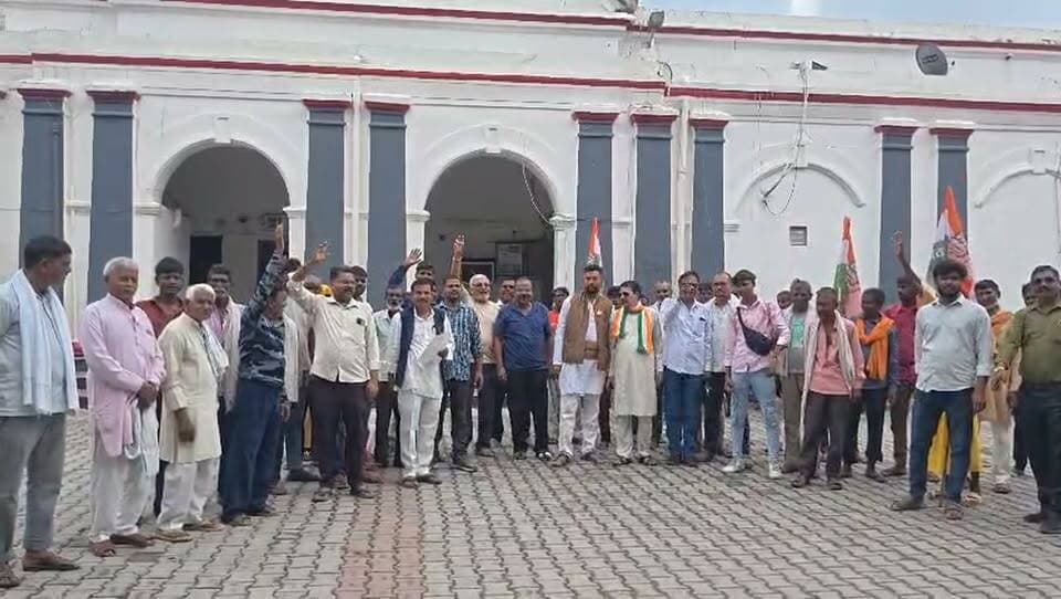 अवैध मानक विहीन ओयो होटल संचालन के विरुद्ध कांग्रेस का प्रदर्शन