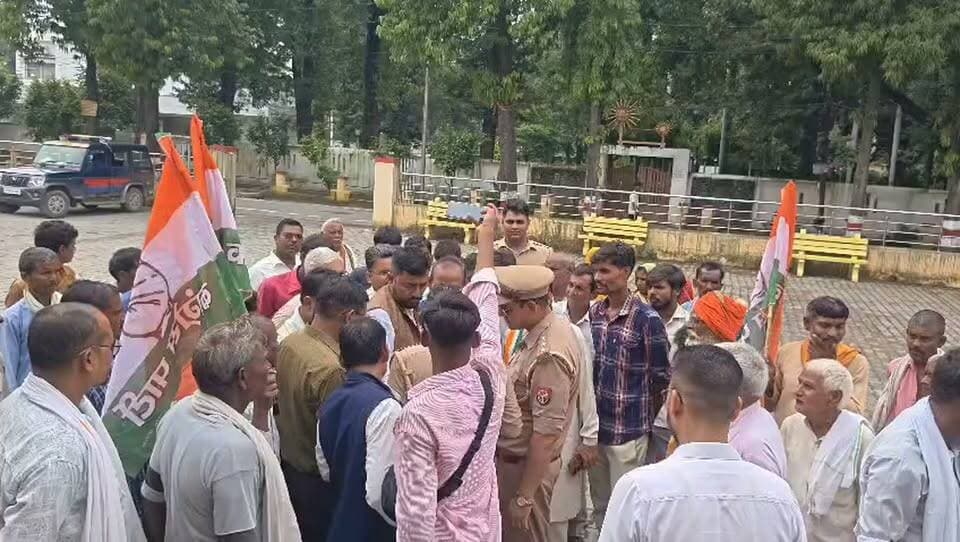 अवैध मानक विहीन ओयो होटल संचालन के विरुद्ध कांग्रेस का प्रदर्शन