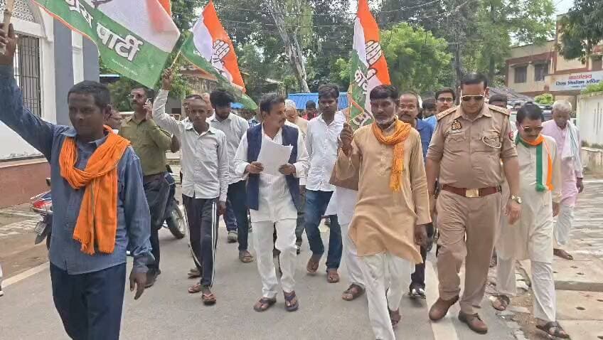 अवैध मानक विहीन ओयो होटल संचालन के विरुद्ध कांग्रेस का प्रदर्शन