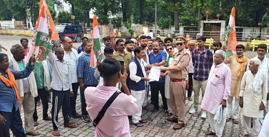 ओयो होटल की गतिविधियों की निष्पक्ष जांच की मांग, कांग्रेस नेताओं ने जिला प्रशासन को सौंपा ज्ञापन
हरदोई, 26 अगस्त। ग्राम मुरलीगंज, सीतापुर रोड, थाना कोतवाली देहात क्षेत्र में संचालित बताए जा रहे “OYO होटल हवेली” को लेकर जिला कांग्रेस कमेटी हरदोई के पदाधिकारियों ने जिला प्रशासन को ज्ञापन सौंपकर निष्पक्ष जांच और आवश्यक कार्रवाई की मांग की है।
जिला कांग्रेस कमेटी के महासचिव प्रेम प्रकाश वर्मा (पी.पी.) के नेतृत्व में कांग्रेस नेताओं एवं ग्रामीणों ने जिला प्रशासन को दिए ज्ञापन में कहा कि उक्त होटल की गतिविधियों को लेकर स्थानीय लोगों की ओर से कई तरह की शिकायतें और आशंकाएं सामने आ रही हैं। ज्ञापन में आरोप लगाया गया कि आबादी क्षेत्र में होटल के संचालन से आसपास के ग्रामीणों, महिलाओं और युवाओं पर प्रतिकूल सामाजिक प्रभाव पड़ रहा है।
कांग्रेस नेताओं ने होटल में आने-जाने वाले लोगों, कमरों की बुकिंग और संबंधित अभिलेखों की निष्पक्ष जांच कराने की मांग की। साथ ही होटल के आसपास की भूमि और भवन से संबंधित अभिलेखों की जांच के साथ संचालन के लिए आवश्यक एनओसी, अग्निशमन विभाग की अनुमति, जीएसटी और अन्य वैधानिक अनुमतियों की वैधता जांचने की मांग की गई।
ज्ञापन में होटल में आने वाले ग्राहकों के विवरण और बुकिंग रजिस्टर की जांच तथा उपलब्ध अभिलेखों के आधार पर ग्राहकों के पहचान संबंधी दस्तावेजों का नियमानुसार सत्यापन कराने की मांग भी की गई। इसके अलावा होटल में किसी भी प्रकार की गैरकानूनी या आपत्तिजनक गतिविधि की संभावना की जांच करने और होटल के स्वामित्व, संचालन तथा संबंधित व्यक्तियों की भूमिका की पड़ताल करने की मांग की गई।
कांग्रेस नेताओं ने जनपद के शहरी और ग्रामीण क्षेत्रों में संचालित सभी OYO, ऑनलाइन होटल और गेस्ट हाउसों की सूची तैयार कर उनके लाइसेंस, पंजीकरण, अग्निशमन और अन्य वैधानिक अनुमतियों की जांच कराने की मांग भी प्रशासन के समक्ष रखी।
ज्ञापन में कहा गया कि मामले से जुड़ी शिकायतों को गंभीरता से लेते हुए प्रशासन शीघ्र जांच कर वास्तविक तथ्यों को सामने लाए, ताकि क्षेत्र की कानून-व्यवस्था और सामाजिक वातावरण प्रभावित न हो।
ज्ञापन सौंपने वालों में पूर्व जिलाध्यक्ष डॉ. राजीव सिंह, एडवोकेट अजीत विशाल नंदवंशी, एनएसयूआई अध्यक्ष ज्ञान प्रकाश, अजीत चंदेल, सेवक राम, सैनिक प्रकोष्ठ के महेंद्र सिंह, लीगल सेल के रामबहोरे, अनिल कुमार, पूर्व प्रधान श्यामलाल, बाबूलाल, चंदर, दर्शन, राजीव, शरीफ, पठान, ब्लॉक अध्यक्ष अवधेश, दीपक, शैलेन्द्र, जमुनाप्रसाद, रोहित और बृजलाल समेत बड़ी संख्या में ग्रामीण एवं कांग्रेस नेता मौजूद रहे।
कार्यक्रम का नेतृत्व कर रहे जिला कांग्रेस कमेटी के महासचिव प्रेम प्रकाश वर्मा ने कहा कि यदि समय रहते उनकी मांगों पर कार्रवाई नहीं की गई तो समस्त ग्रामवासी होटल के सामने आमरण अनशन करने को बाध्य होंगे।
कांग्रेस नेताओं ने जिला प्रशासन से पूरे मामले की शीघ्र और निष्पक्ष जांच कर दोषी पाए जाने वाले व्यक्तियों के विरुद्ध नियमानुसार कार्रवाई सुनिश्चित करने की मांग की।