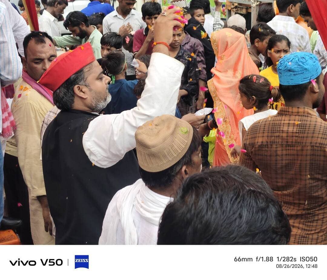 जुलूस-ए-मोहम्मदी में शामिल लोगों पर हुई फूलों की बारिश, फल-बिस्किट और पानी का वितरण
बिलग्राम। ईद-ए-मिलाद-उन-नबी के अवसर पर बिलग्राम में जुलूस-ए-मोहम्मदी निकाला गया। जुलूस में शामिल मुस्लिम समाज के लोगों का फूलों की वर्षा कर स्वागत किया गया। इस दौरान लोगों को फल, बिस्किट, चिप्स और पानी भी वितरित किया गया।
जुलूस में समाजवादी पार्टी के बिलग्राम के पूर्व नगरपालिका प्रत्याशी सईद अहमद तथा समाजवादी पार्टी के राष्ट्रीय प्रवक्ता एवं पूर्व जिलाध्यक्ष हरदोई जितेंद्र वर्मा ‘जीतू पटेल’ शामिल हुए। दोनों ने जुलूस में शामिल लोगों को ईद-ए-मिलाद-उन-नबी की मुबारकबाद दी और उनका स्वागत किया।
इस दौरान सपा राष्ट्रीय प्रवक्ता जितेंद्र वर्मा ‘जीतू पटेल’ एवं पूर्व नगरपालिका प्रत्याशी सईद अहमद ने धर्मगुरु हजरत सैयद ओवैस मियां बास्ती का माला पहनाकर स्वागत किया।
इस अवसर पर जितेंद्र वर्मा ‘जीतू पटेल’ ने कहा कि ईद-ए-मिलाद-उन-नबी इंसानियत, भाईचारे, मोहब्बत और आपसी सद्भाव का संदेश देती है। उन्होंने कहा कि भारत गंगा-जमुनी तहजीब और आपसी भाईचारे की मिसाल है। सभी को मिल-जुलकर समाज में शांति, सौहार्द और एकता को मजबूत करने का प्रयास करना चाहिए।
उन्होंने कहा कि धार्मिक पर्व लोगों को एक-दूसरे के करीब लाने और समाज में प्रेम व भाईचारे का संदेश देने का काम करते हैं। जुलूस में शामिल सभी लोगों को उन्होंने ईद-ए-मिलाद-उन-नबी की दिली मुबारकबाद दी।
इस मौके पर जिला उपाध्यक्ष नसीम नेता, दिलशाद खान, अजबू यादव, शावेंद्र यादव, ओसामा इराकी, नावेद खान, फरहान खान समेत अन्य लोग मौजूद रहे।