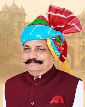 #बट्टा_साहब_बीजेपी_के_हुए..!
भरतपुर। बयाना में आज उस समय राजनीतिक निष्ठाएं बदलने का शानदार हुनर देखने को मिला जब नगर पालिका चुनाव के नजदीक आते ही 'बट्टा' साहब ने अपनी पूरी टोली समेत पाला बदल लिया। अपनी पत्नी एवं पूर्व पालिकाध्यक्ष उषा अग्रवाल और उपाध्यक्ष मंजू शर्मा के साथ 8 वर्तमान व 6 पूर्व पार्षदों की लंबी कतार लेकर निवर्तमान पालिका अध्यक्ष विनोद अग्रवाल 'बट्टा' कांग्रेस का हाथ झटककर भाजपा की शरण में पहुंच गए। भाजपा के पूर्व प्रदेश अध्यक्ष अशोक परनामी ने भी बिना देर किए सभी को भगवा दुपट्टा पहना दिया। अब इसे वफादारी पर बट्टा कहें या कांग्रेस के चुनावी समीकरणों पर, ये तो समय बताएगा लेकिन साहिब का विचारधारा से मोहभंग होते देर न लगी। कल तक जिस पार्टी के बैनर तले सत्ता के मजे लूटे गए, चुनाव आते ही वहां 'बट्टा' लगता दिखा और रातों-रात भाजपा का गमछा सुहाने लगा। खैर, अब देखना यह होगा कि दल बदलकर राजनीति के इस 'बट्टे' से किसे फायदा पहुंचता है और किसे नुकसान का बट्टा झेलना पड़ता है।