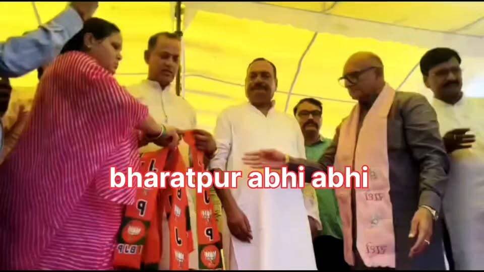 #समय_बताएगा_कि_बट्टा_किसको_लगा?
भरतपुर। बयाना में आज उस समय राजनीतिक निष्ठाएं बदलने का शानदार हुनर देखने को मिला जब नगर पालिका चुनाव के नजदीक आते ही 'बट्टा' साहब ने अपनी पूरी टोली समेत पाला बदल लिया। अपनी पत्नी एवं पूर्व पालिकाध्यक्ष उषा अग्रवाल और उपाध्यक्ष मंजू शर्मा के साथ 8 वर्तमान व 6 पूर्व पार्षदों की लंबी कतार लेकर निवर्तमान पालिका अध्यक्ष विनोद अग्रवाल 'बट्टा' कांग्रेस का हाथ झटककर भाजपा की शरण में पहुंच गए। भाजपा के पूर्व प्रदेश अध्यक्ष अशोक परनामी ने भी बिना देर किए सभी को भगवा दुपट्टा पहना दिया। अब इसे वफादारी पर बट्टा कहें या कांग्रेस के चुनावी समीकरणों पर, ये तो समय बताएगा लेकिन साहिब का विचारधारा से मोहभंग होते देर न लगी। कल तक जिस पार्टी के बैनर तले सत्ता के मजे लूटे गए, चुनाव आते ही वहां 'बट्टा' लगता दिखा और रातों-रात भाजपा का गमछा सुहाने लगा। खैर, अब देखना यह होगा कि दल बदलकर राजनीति के इस 'बट्टे' से किसे फायदा पहुंचता है और किसे नुकसान का बट्टा झेलना पड़ता है।