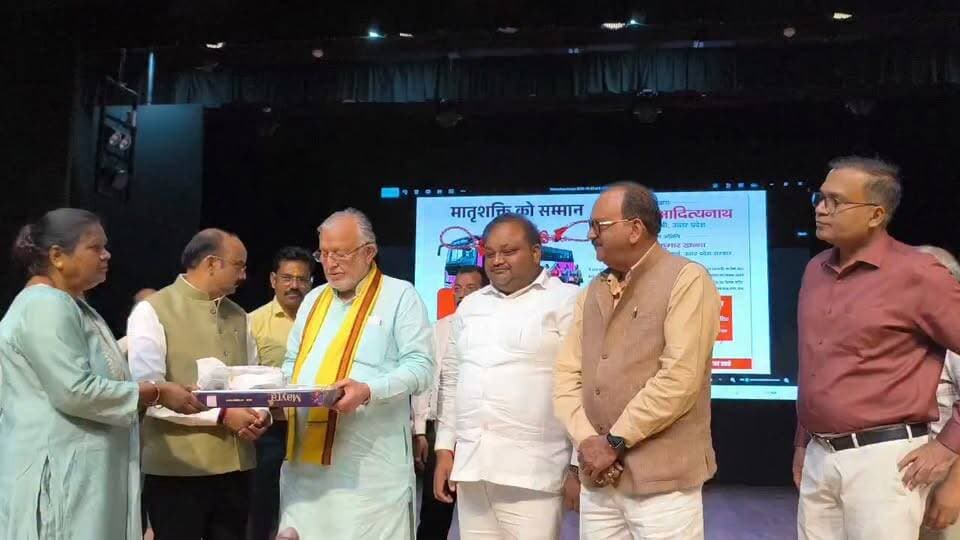 👉#60 वर्ष से अधिक आयु की महिलाओं को आजीवन निःशुल्क बस यात्रा का तोहफा
रक्षाबंधन पर माताओं-बहनों-बेटियों को सहयात्री सहित 27 से 29 अगस्त तक मुफ्त बस यात्रा
शाहजहांपुर। मुख्यमंत्री योगी आदित्यनाथ ने बुधवार को लखनऊ स्थित जुपिटर हॉल, इंदिरा गांधी प्रतिष्ठान में 60 वर्ष एवं उससे अधिक आयु की महिलाओं के लिए उत्तर प्रदेश राज्य सड़क परिवहन निगम की साधारण बसों में आजीवन निःशुल्क यात्रा की सुविधा प्रदान करने वाली ‘लोकमाता अहिल्याबाई मातृशक्ति यात्रा’ योजना का शुभारंभ किया। इस अवसर पर विशेष बसों को फ्लैग ऑफ किया गया। कार्यक्रम का सजीव प्रसारण शाहजहांपुर के गांधी भवन सभागार में देखा गया।जनपद में आयोजित कार्यक्रम में मुख्य अतिथि प्रदेश सरकार के वित्त एवं संसदीय कार्य मंत्री सुरेश कुमार खन्ना रहे। इस दौरान लोकसभा सांसद अरुण कुमार सागर, एमएलसी डॉ. सुधीर कुमार गुप्ता, ददरौल विधायक अरविंद कुमार सिंह, महापौर अर्चना वर्मा, जिला पंचायत अध्यक्ष ममता यादव, महानगर अध्यक्ष शिल्पी गुप्ता सहित अन्य जनप्रतिनिधि मौजूद रहे।मुख्य अतिथि सुरेश कुमार खन्ना ने कहा कि रक्षाबंधन से पूर्व प्रदेश की माताओं और बहनों कोमुख्यमंत्री ने बड़ा उपहार दिया है। ‘लोकमाता अहिल्याबाई मातृशक्ति योजना’ के तहत प्रदेश की 60 वर्ष से अधिक आयु की महिलाओं को परिवहन निगम की साधारण बसों में आजीवन निःशुल्क यात्रा की सुविधा मिलेगी। प्रदेश की एक करोड़ से अधिक महिलाएं इस योजना से लाभान्वित हो सकेंगी। उन्होंने कहा कि अब बुजुर्ग माताएं बिना यात्रा व्यय की चिंता के तीर्थाटन करने और अपने परिजनों से मिलने के लिए निःशुल्क यात्रा कर सकेंगी।उन्होंने बताया कि रक्षाबंधन के अवसर पर प्रदेश की माताओं, बहनों एवं बेटियों को एक सहयात्री सहित परिवहन निगम की बसों में निःशुल्क यात्रा की सुविधा भी दी जा रही है। यह सुविधा 27 अगस्त को प्रातः 6 बजे से 29 अगस्त की रात्रि 12 बजे तक उपलब्ध रहेगी।वित्त मंत्री ने कहा कि प्रदेश सरकार महिलाओं को आत्मनिर्भर और सशक्त बनाने के लिए लगातार कार्य कर रही है। मुख्यमंत्री कन्या सुमंगला योजना के तहत छह चरणों में 25 हजार रुपये दिए जा रहे हैं और अब तक करीब 27 से 28 लाख बेटियां लाभान्वित हो चुकी हैं। उन्होंने बताया कि स्वयं सहायता समूहों के माध्यम से महिलाओं को रोजगार से जोड़ने के साथ ही सब्सिडी, अनुदान और ऋण की सुविधा उपलब्ध कराई जा रही है। नोएडा में 25 से 29 सितंबर तक आयोजित होने वाले कार्यक्रम में स्वयं सहायता समूहों की महिलाओं द्वारा निर्मित उत्पादों को बड़े स्तर पर प्रदर्शित किया जाएगा।उन्होंने कहा कि मुख्यमंत्री सामूहिक विवाह योजना के माध्यम से अब तक पांच लाख से अधिक बेटियों का विवाह कराया जा चुका है। सरकारी नौकरियों में महिलाओं के लिए 20 प्रतिशत आरक्षण की व्यवस्था की गई है। महिलाओं की सुरक्षा के लिए मिशन शक्ति अभियान भी संचालित किया जा रहा है।लोकसभा सांसद अरुण कुमार सागर ने कहा कि 60 वर्ष की आयु पूरी कर चुकी महिलाओं को आजीवन निःशुल्क बस यात्रा की सुविधा देना मुख्यमंत्री का सराहनीय कदम है। उन्होंने कहा कि प्रदेश सरकार लगातार माताओं और बहनों के हित में योजनाएं संचालित कर उन्हें लाभ पहुंचाने का कार्य कर रही है। बेटियों की शिक्षा से लेकर उन्हें आत्मनिर्भर बनाने और विवाह तक सरकार विभिन्न योजनाओं के माध्यम से सहयोग प्रदान कर रही है।ददरौल विधायक अरविंद कुमार सिंह ने कहा कि लोकमाता अहिल्याबाई मातृशक्ति योजना के तहत 60 वर्ष से अधिक आयु की माताओं को निःशुल्क बस यात्रा की सुविधा मिलने से उन्हें बड़ी राहत मिलेगी। उन्होंने कहा कि सामान्य परिवारों की बुजुर्ग महिलाओं को यात्रा के दौरान आर्थिक कठिनाइयों का सामना करना पड़ता था, लेकिन अब वे बिना किसी खर्च की चिंता के यात्रा कर सकेंगी। सरकार महिलाओं की हर क्षेत्र में भागीदारी सुनिश्चित करने के लिए कार्य कर रही है।महापौर अर्चना वर्मा ने कहा कि रक्षाबंधन के अवसर पर महिलाओं को सहयात्री सहित निःशुल्क बस यात्रा की सुविधा मिलने से बहनों को अपने भाइयों के घर जाने में सुविधा होगी। उन्होंने कहा कि 60 वर्ष से अधिक आयु की महिलाओं को आजीवन निःशुल्क बस यात्रा की सुविधा मिलना महिलाओं के सम्मान और सशक्तीकरण की दिशा में महत्वपूर्ण पहल है। मुख्य अतिथि द्वारा महिलाओं को मिष्ठान एवं साड़ी उपहार में भेंट की गई।इस अवसर पर जिलाधिकारी धर्मेंद्र प्रताप सिंह, अपर जिलाधिकारी प्रशासन रजनीश कुमार मिश्र, जिला बेसिक शिक्षा अधिकारी जयशंकर श्रीवास्तव, एआरटीओ प्रशासन सर्वेश कुमार सिंह, एआरटीओ प्रवर्तन हरिओम, पीटीओ आरपी गौतम, सहायक क्षेत्रीय प्रबंधक अरुण कुमार सहित संबंधित अधिकारी मौजूद रहे।
Suresh Kumar Khanna